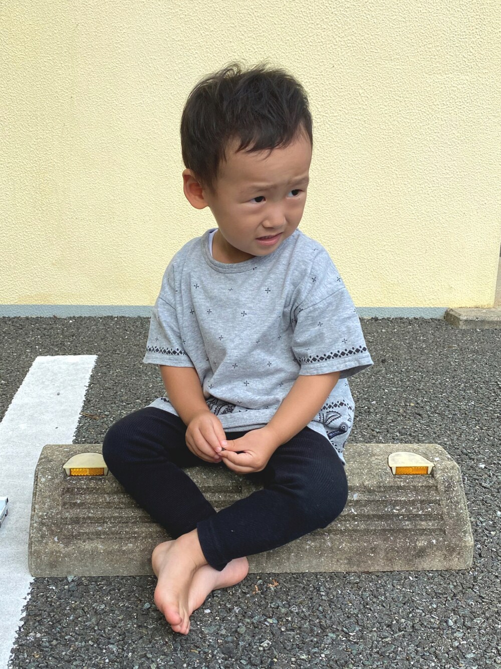 「おとこのこ、保育園コーデ、2歳5ヶ月、裸足族」｜「WASKのWASK/【カタログ掲載】天竺バンダナ柄BIGTシャツ(110cm～130cm)（Tシャツ/カットソー、グレー系）」を使った、pooh❁¨̮sukeさん（キッズ・90cm）の秋コーディネートの1枚目の写真