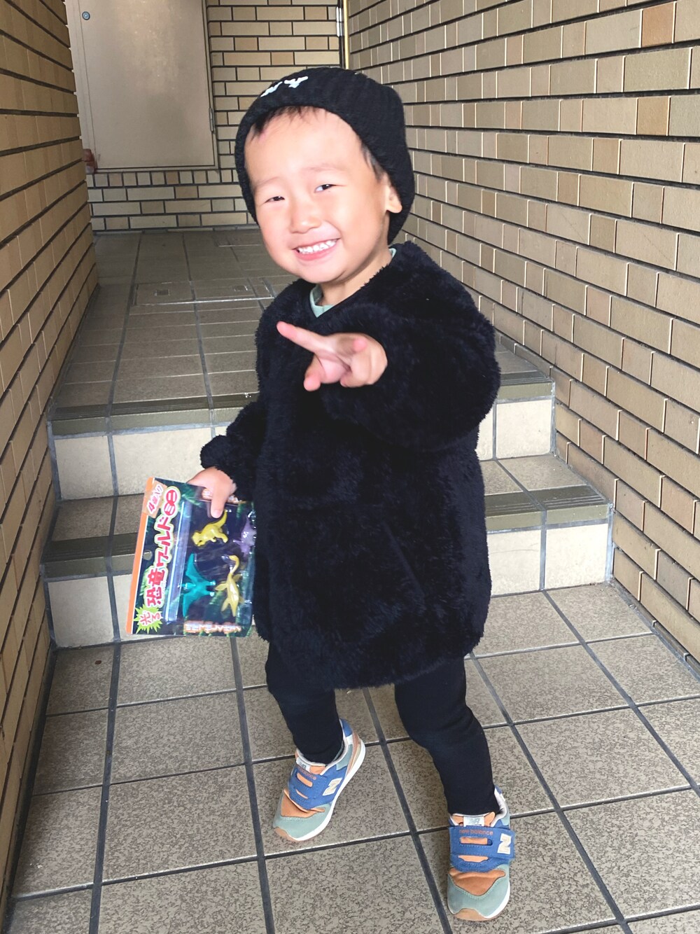 「おとこのこ、2歳8ヶ月、保育園コーデ、ありのコスプレ？」｜「petit mainの【撥水】アソートビーニー（ニットキャップ/ビーニー、ブラック系）」を使った、pooh❁¨̮sukeさん（キッズ・90cm）の秋コーディネートの1枚目の写真