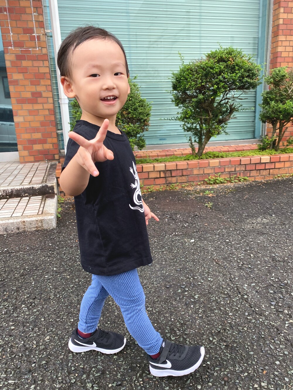 「おとこのこ、2歳5ヶ月、お休みコーデ、ママ＆息子、台風接近中、ラブアンドピース2021」｜「agnes b.のSF64 E TS レザールTシャツ（Tシャツ/カットソー、ブラック系）」を使った、pooh❁¨̮sukeさん（キッズ・90cm）の秋コーディネートの1枚目の写真