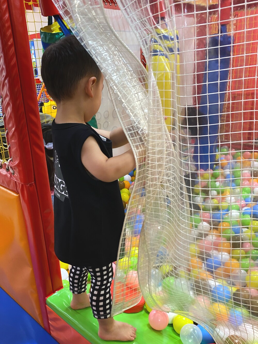「おとこのこ、2歳3ヶ月、休日コーデ」｜「XLARGE KIDSの【吸水・速乾】OGゴリラタンクトップ（タンクトップ、ブラック系）」を使った、pooh❁¨̮sukeさん（キッズ・90cm）の夏コーディネートの1枚目の写真