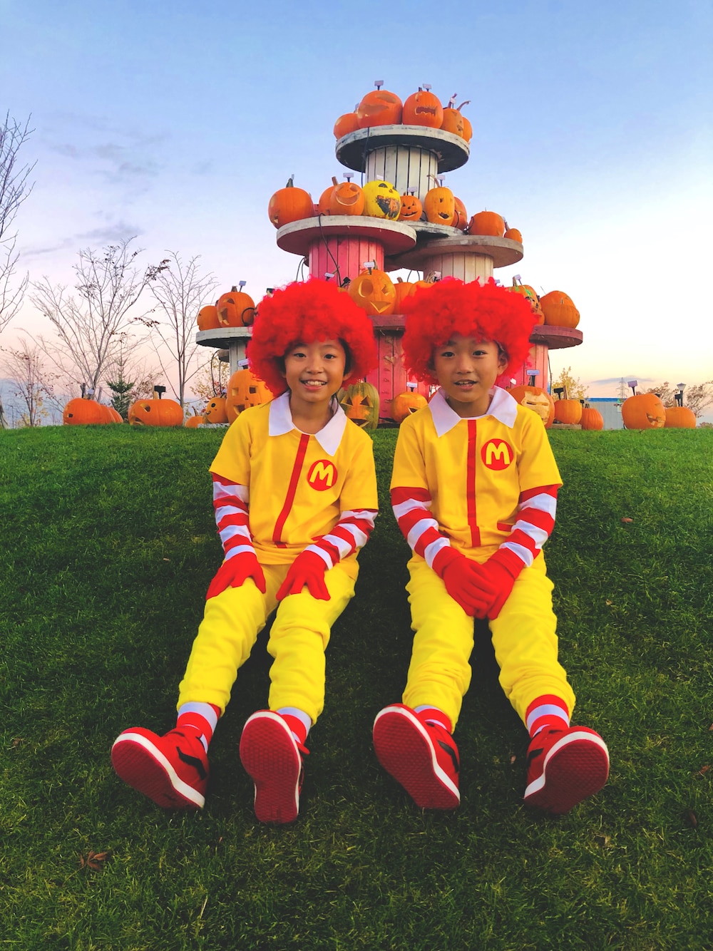 「wearhalloween2021、キッズファッション、マクドナルド、マクドナルド 靴下、ドナルドマクドナルド、男女双子、双子コーデ、ハロウィンコーデ」｜「McDonaldsのアイテム（その他、イエロー系）」を使った、みつわさん（キッズ・120cm）の秋コーディネートの1枚目の写真