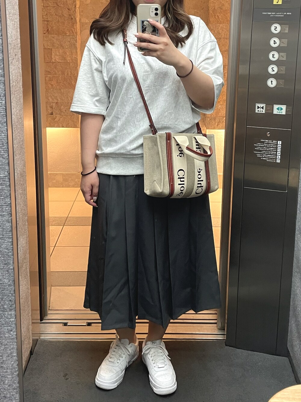 「休日スタイル、プリーツスカート、スウェット、カジュアル、グレー」｜「ChloeのWOODY/ストラップ付きスモールトートバッグ　SMALL TOTE BAG WITH STRAP（ショルダーバッグ、ベージュ系）」を使った、あじ🌷さん（レディース・164cm）の夏コーディネートの1枚目の写真