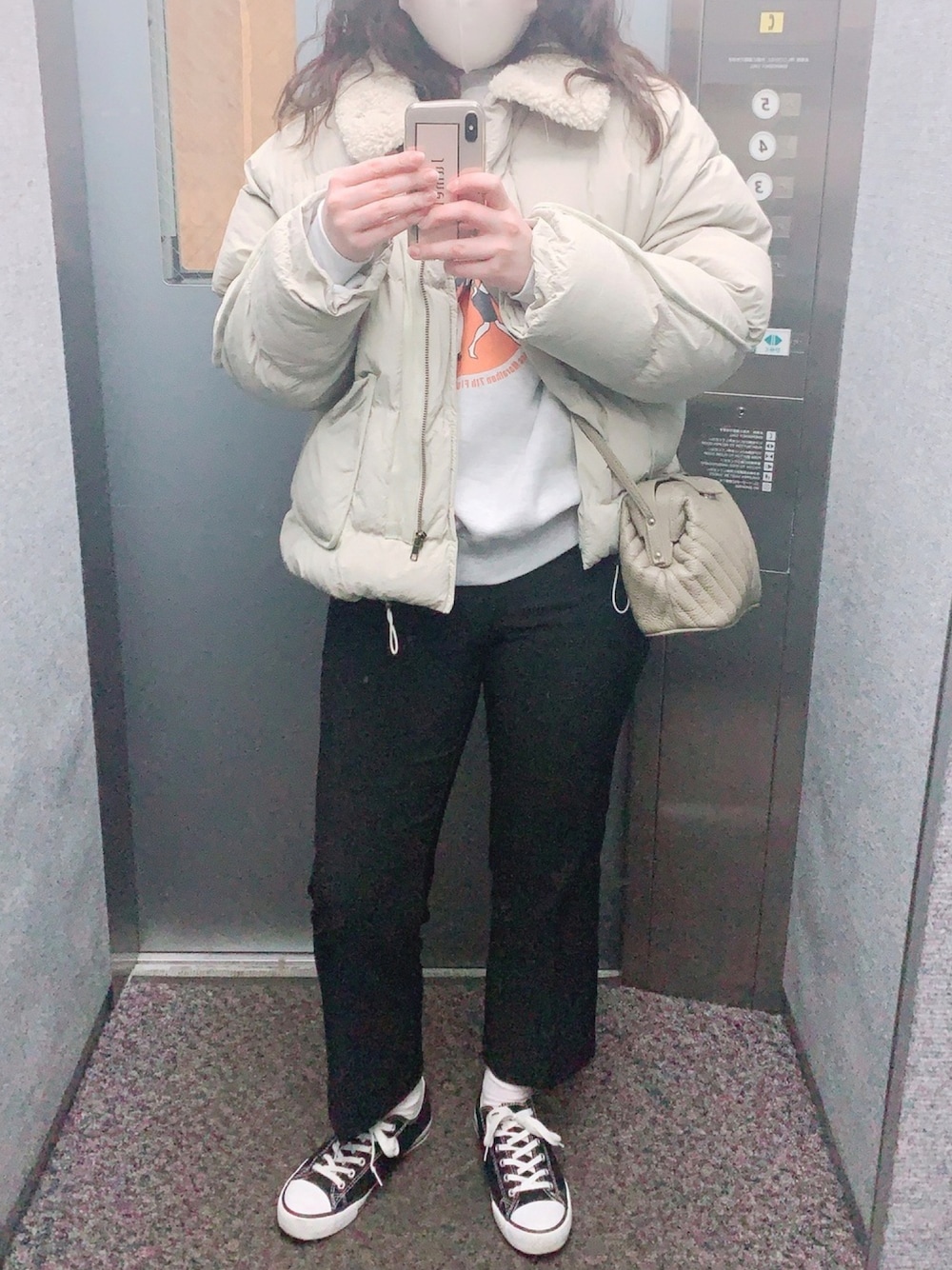 「カジュアルコーデ、パンツスタイル、ootd、韓国ファッション、スラックス、スウェット、ダウンジャケット」｜「韓国ファッション #Kのアイテム（ダウンジャケット/コート、ホワイト系）」を使った、あじ🌷さん（レディース・164cm）の冬コーディネートの1枚目の写真