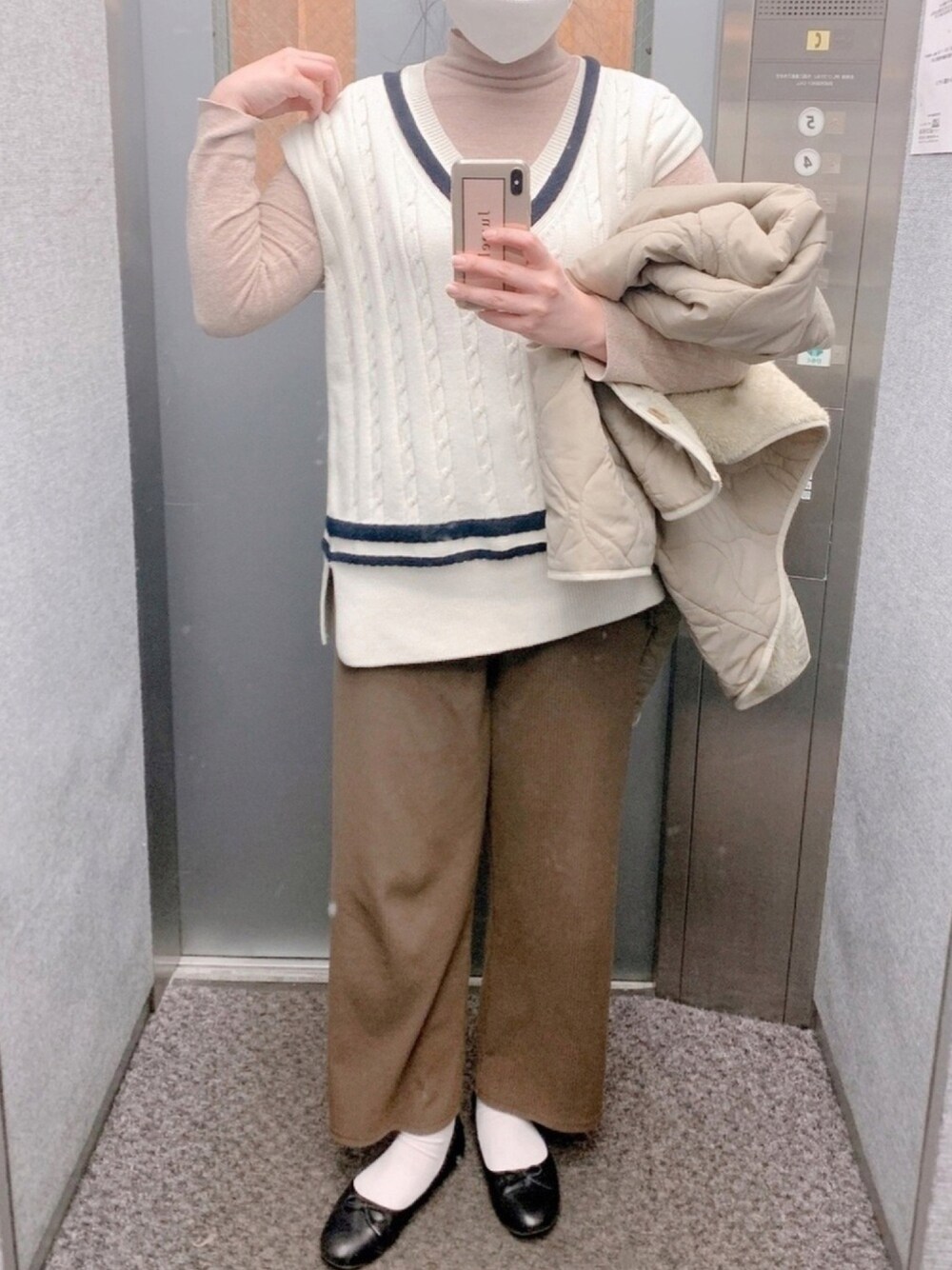 「フラットシューズ、タートルネック、春カラー、ゆるパンツ、韓国ファッション、チルデンニットベスト、ラフコーデ」｜「♡のアイテム（その他雑貨、その他）」を使った、あじ🌷さん（レディース・164cm）の冬コーディネートの1枚目の写真