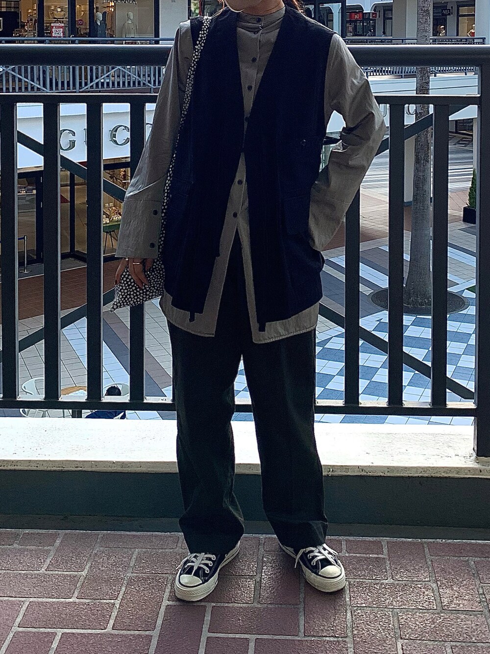 「シャツ、ベスト、古着、古着MIX、コンバース、ミリタリー」｜「CONVERSEのCONVERSE コンバース オール スター ジャパン オックス / ALL STAR J OX (BLACK) 32167431（スニーカー、ブラック系）」を使った、urinさん（レディース・160cm）の春コーディネートの1枚目の写真