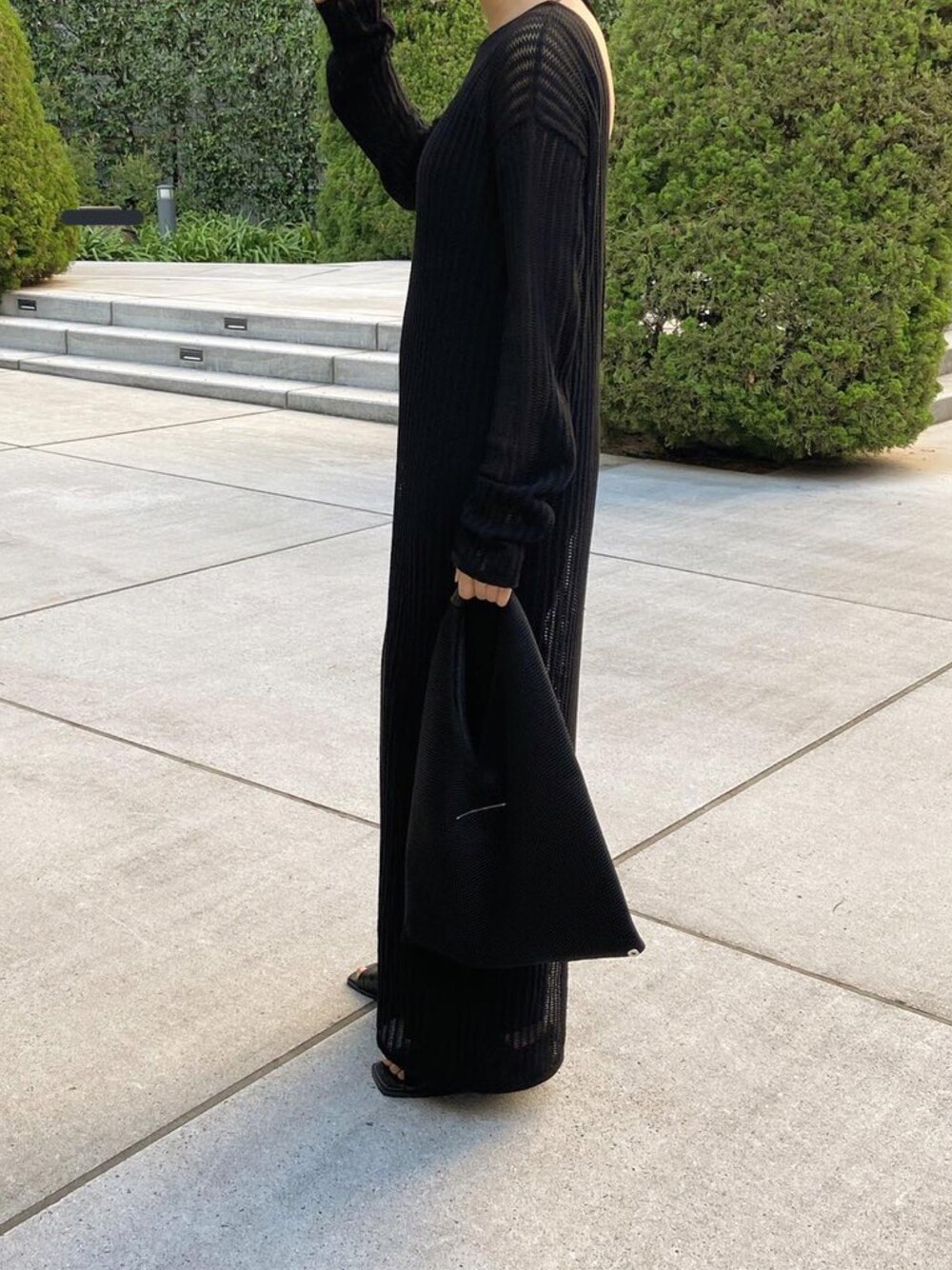 「秋冬コーデ、オトナカジュアル、秋服、キレイめ、おしゃれさんと繋がりたい、MM6 Maison Martin Margiela、MM6、KBF+、シンプル、ブラック、ブラックコーデ」｜「MM6 Maison MargielaのMM6 Maison Margiela メッシュトートバッグ（トートバッグ、ブラック系）」を使った、hitomiさん（レディース・155cm）の秋コーディネートの1枚目の写真