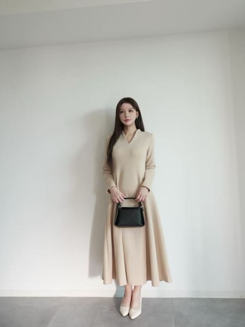 高評価4.82】ポンチ素材Vネックゴアードワンピース スタイルUP