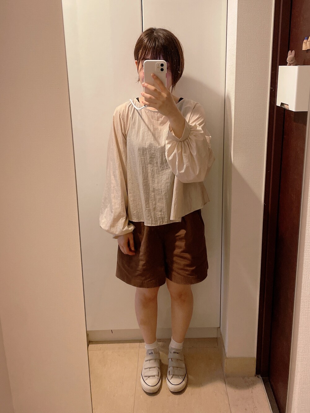 「低身長、スニーカー、コンバース」｜「URBAN RESEARCH Sonny Labelのコットンタックフレアショートパンツ（その他パンツ、ブラウン系）」を使った、Hiさん（レディース・151cm）の秋コーディネートの1枚目の写真