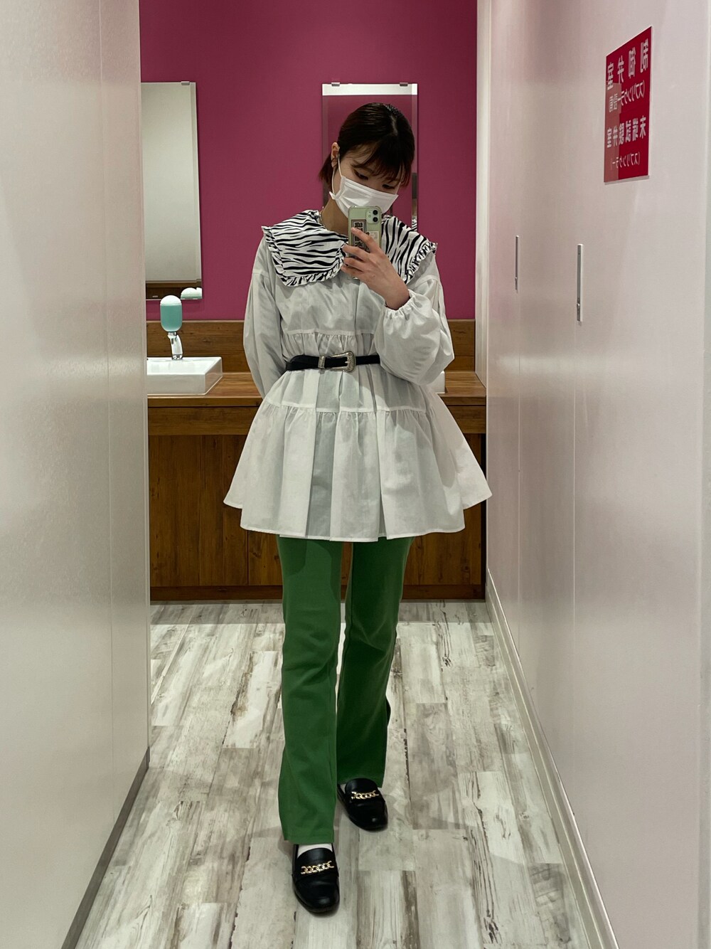 「はじめましてコーデ、大人カジュアル、はるコーデ、春服みてみて、パンツスタイル、春色、きれいめカジュアル、プチプラコーデ、カラーコーデ、春、レイヤードスタイル、ブラウス、グリーン、ゼブラ柄、相互フォロー」｜「SPINNSのアイテム（パンツ、グリーン系）」を使った、ノンさん（レディース・159cm）の春コーディネートの1枚目の写真
