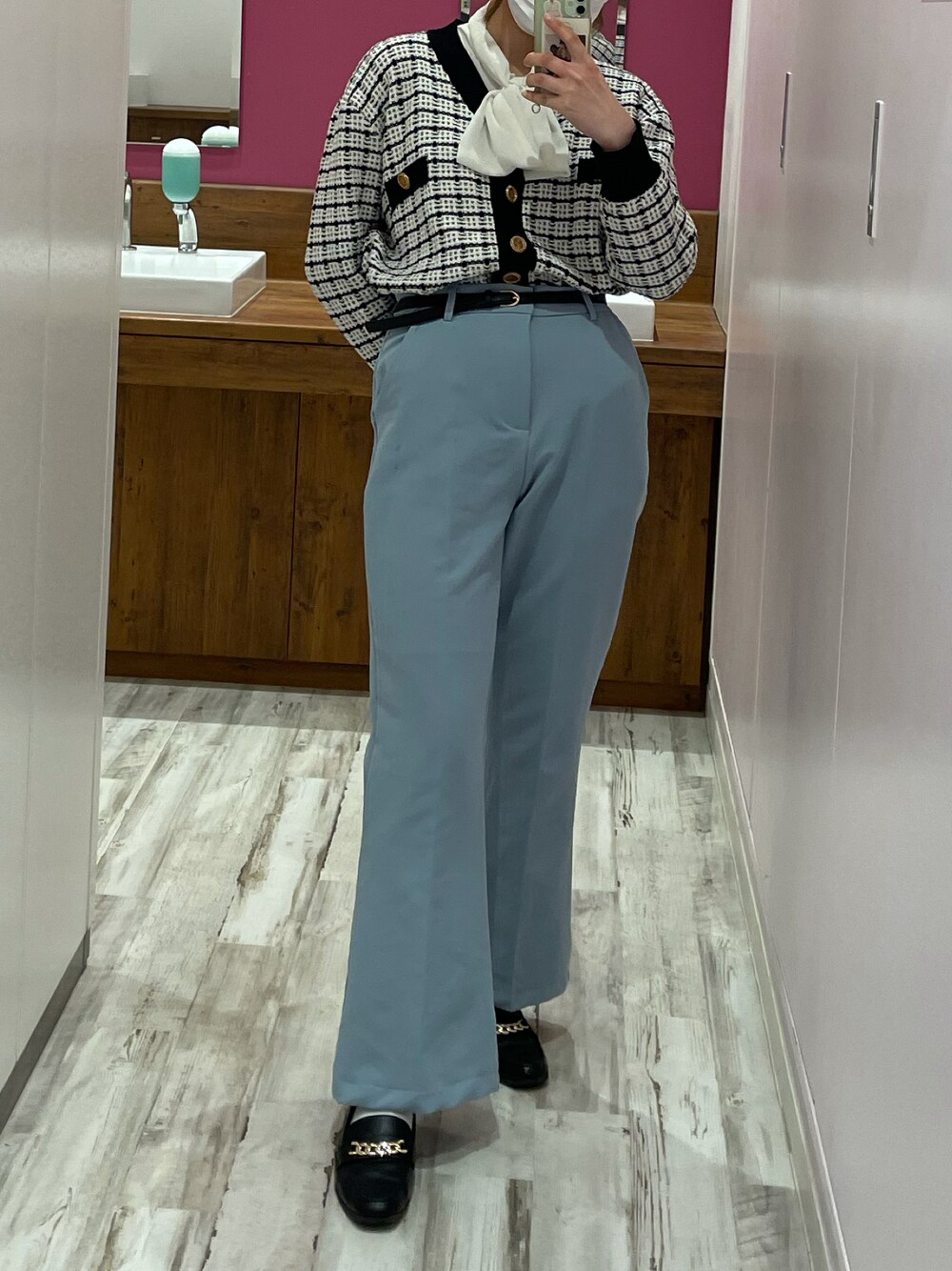 「カジュアルコーデ、オトナカジュアル、休日スタイル、今日のコーデ、大人ガーリー、ootd、カーディガン、低身長コーデ、差し色、スラックス、フェミニン、ツイード、ブラウス、相互フォロー、いいね、save、フォローお願いします🤑」｜「SPINNSの美脚センタープレスカラーフレアスラックスパンツ（スラックス、ブルー系）」を使った、ノンさん（レディース・159cm）の冬コーディネートの1枚目の写真
