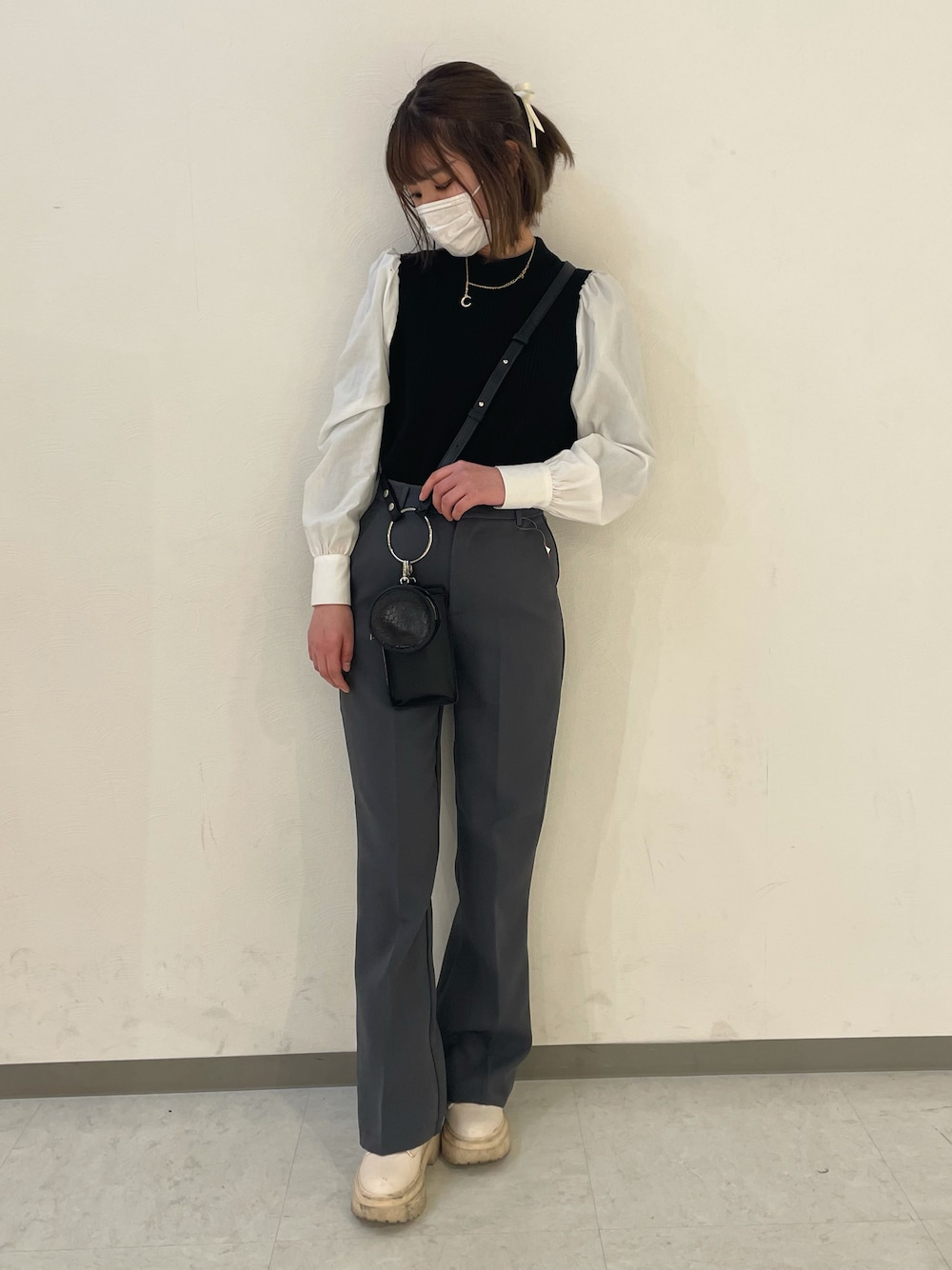 「大人カジュアル、きれいめカジュアル、パンツスタイル、休日スタイル、シンプル、プチプラ、いいね、save、フォローお願いします🤑、フレアパンツ、手ぶら、ショルダーバッグ、ミニショルダーバッグ、モノトーン、モノトーンコーデ、いいね返し、相互フォロー」｜「GUのアイテム（ブーツ、ホワイト系）」を使った、ノンさん（レディース・159cm）の冬コーディネートの1枚目の写真