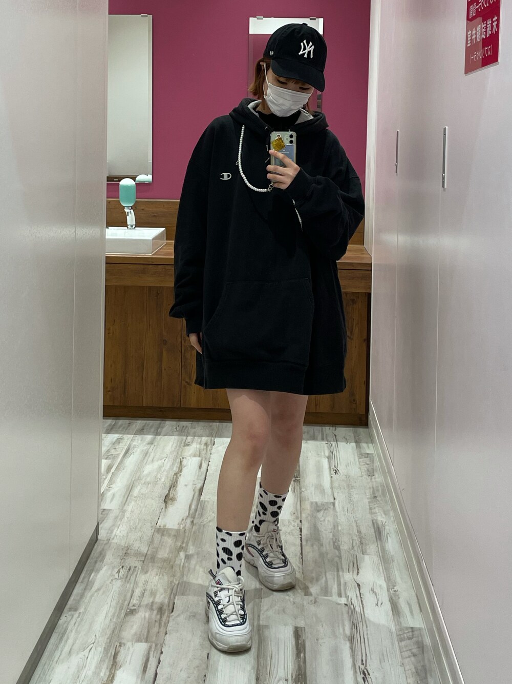 「シンプル、ootd、カジュアル、大人カジュアル、冬コーデ、低身長コーデ、ワントーンコーデ、パーカー、オーバーサイズ、古着、古着MIX、アニマル柄、古着コーデ、古着好きな人と繋がりたい、古着女子」｜「FILAのアイテム（スニーカー、ホワイト系）」を使った、ノンさん（レディース・159cm）の冬コーディネートの1枚目の写真
