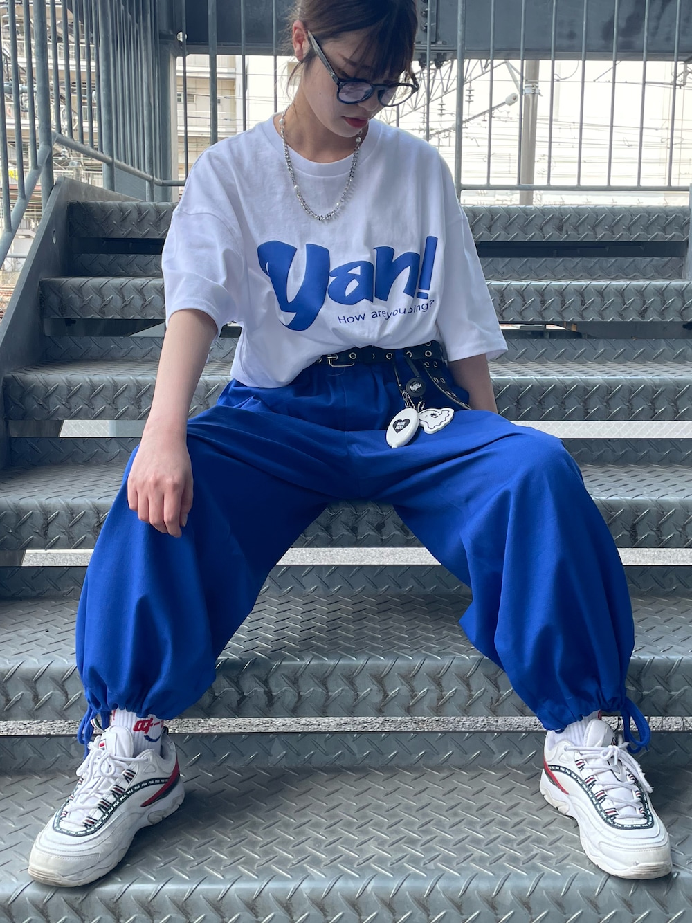 「カジュアルコーデ、今日のコーデ、春コーデ、スニーカー、Tシャツ、ワントーンコーデ、ロゴT、カラー×コーデ、ootd、ビッグシルエット、メンズライク、めがね、メガネ女子、スノーパンツ、バルーンパンツ」｜「SPINNSの【ビッグシルエット】YAH! プリントデザインビッグTシャツ（Tシャツ/カットソー、ホワイト系）」を使った、ノンさん（レディース・159cm）の春コーディネートの1枚目の写真