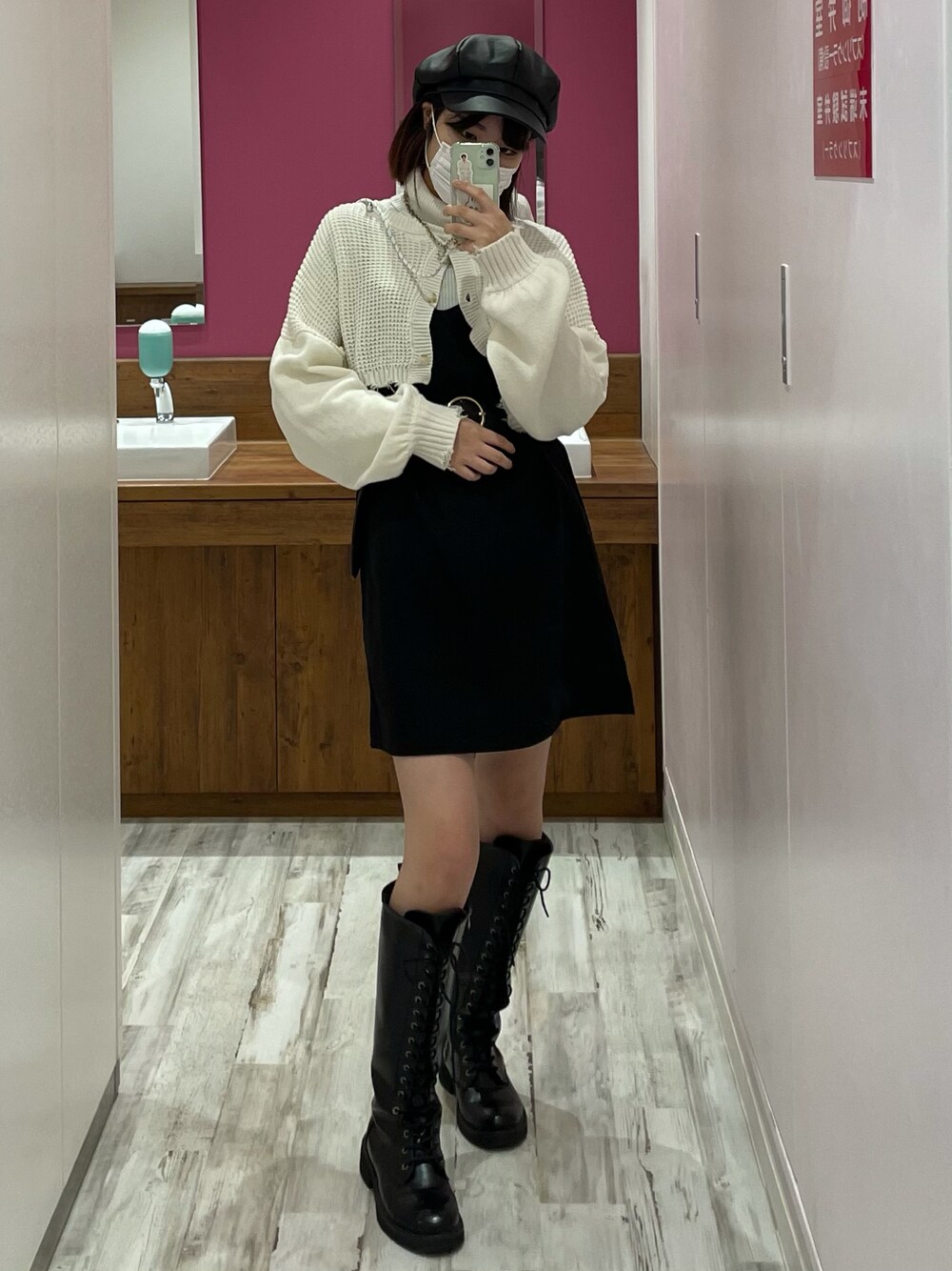 ブラック系のブーツ、ホワイト系のカーディガン/ボレロ、ブラック系のワンピースを着用したレディースの秋コーディネートの1枚目の写真