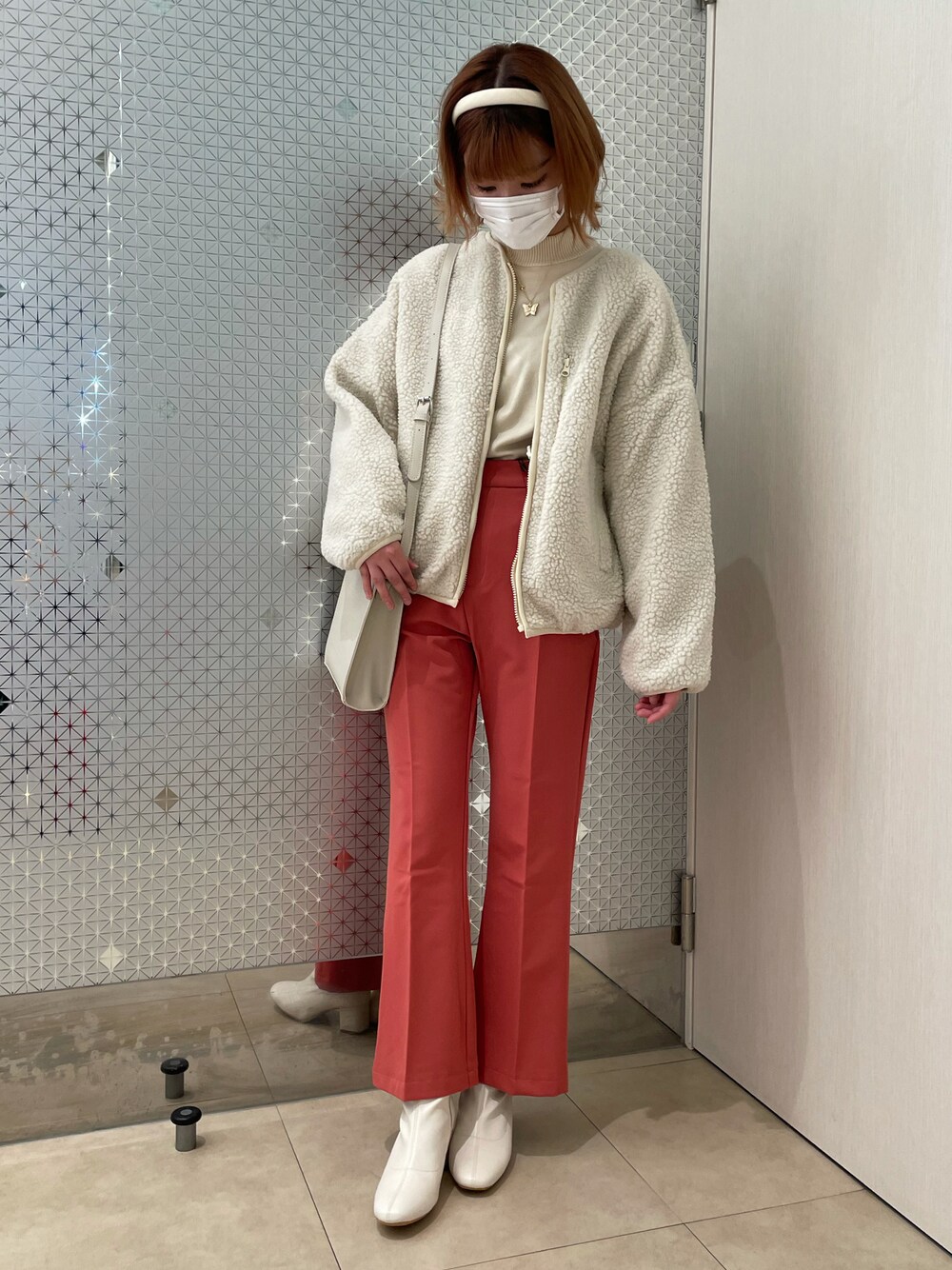 「クリスマスに着たい服、シンプルコーデ、休日スタイル、冬アウター、あったかコーデ、お出かけコーデ、大人ガーリー、ootd、ショートブーツ、スクエアトゥ、ホワイトコーデ、カラーパンツ、フレアパンツ、ショルダーバッグ、相互フォロー」｜「SPINNSのエコレザー ストレッチショートヒールブーツ（ブーツ、ホワイト系）」を使った、ノンさん（レディース・159cm）の冬コーディネートの1枚目の写真