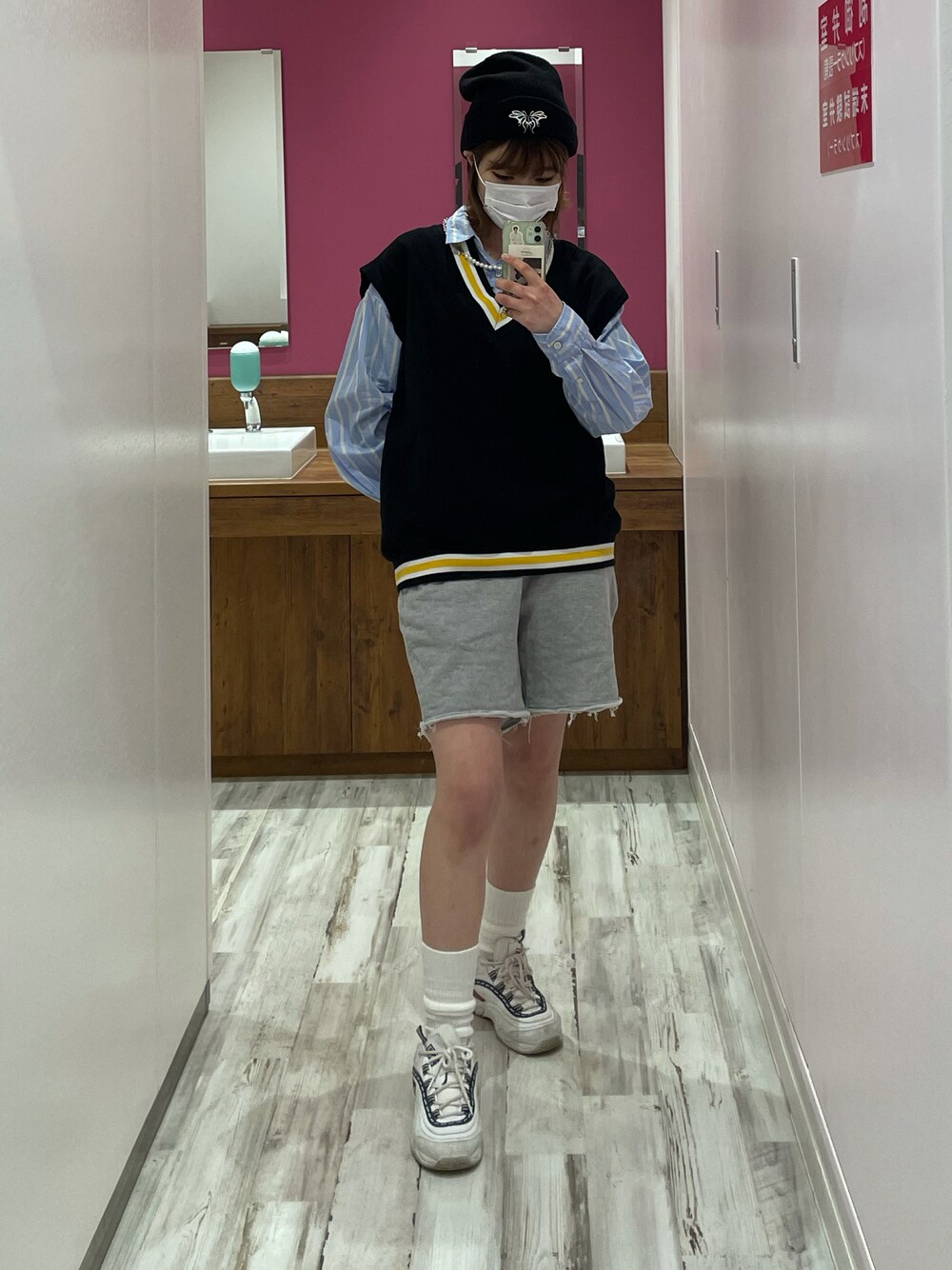 「おしゃれさんと繋がりたい、着回しコーデ、低身長コーデ、プチプラコーデ、カジュアルコーデ、スニーカーコーデ、ラフ、ゆるコーデ、韓国ファッション、メンズライク、ストライプ、ストリート、ニット帽、ベスト、ニットベスト」｜「FILAのアイテム（スニーカー、ホワイト系）」を使った、ノンさん（レディース・159cm）の冬コーディネートの1枚目の写真
