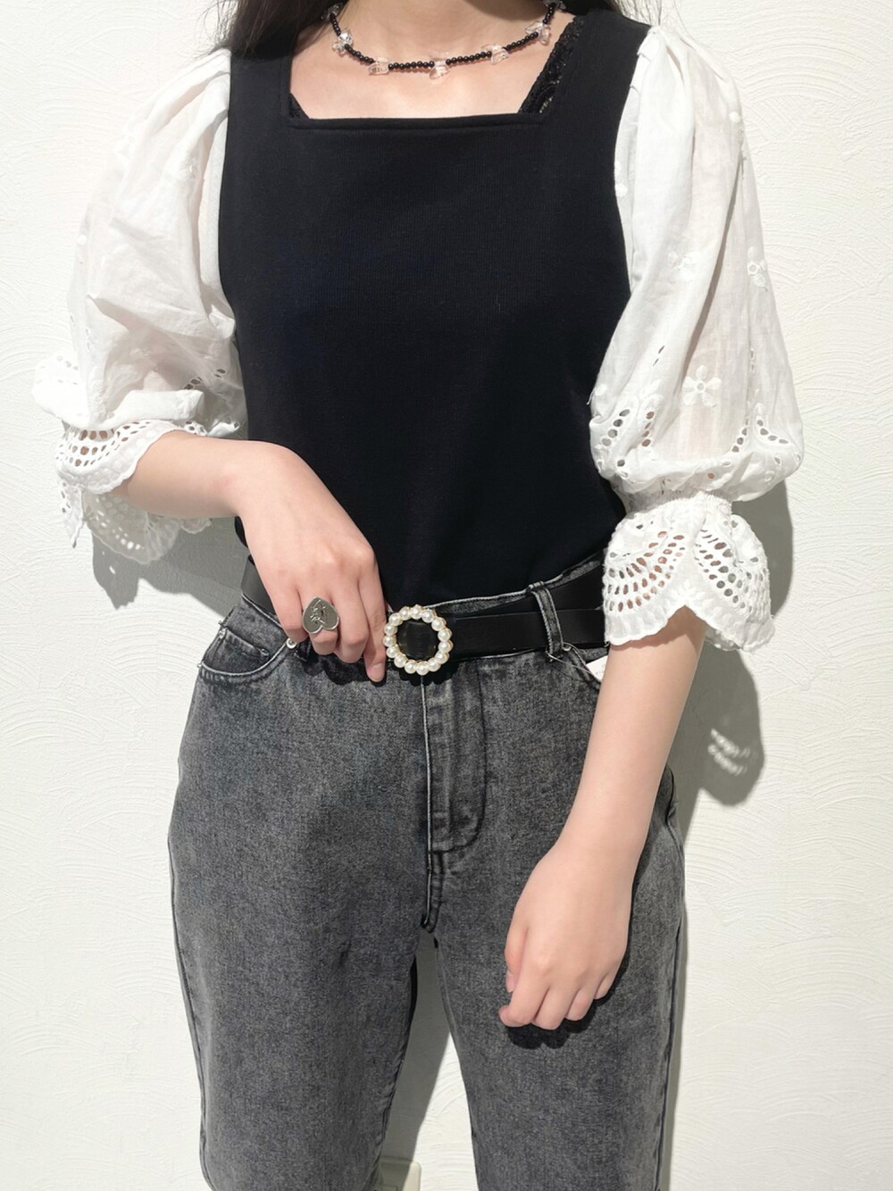 「お洒落さんとつながりたい、カジュアルコーデ、ウエストマーク、今日のコーデ、きれいめカジュアル、デニム、デニムパンツ、パールベルト、ビーズネックレス、レーストップス」｜「SPINNSのアイテム（トップス、ブラック系）」を使った、ノンさん（レディース・159cm）の夏コーディネートの1枚目の写真