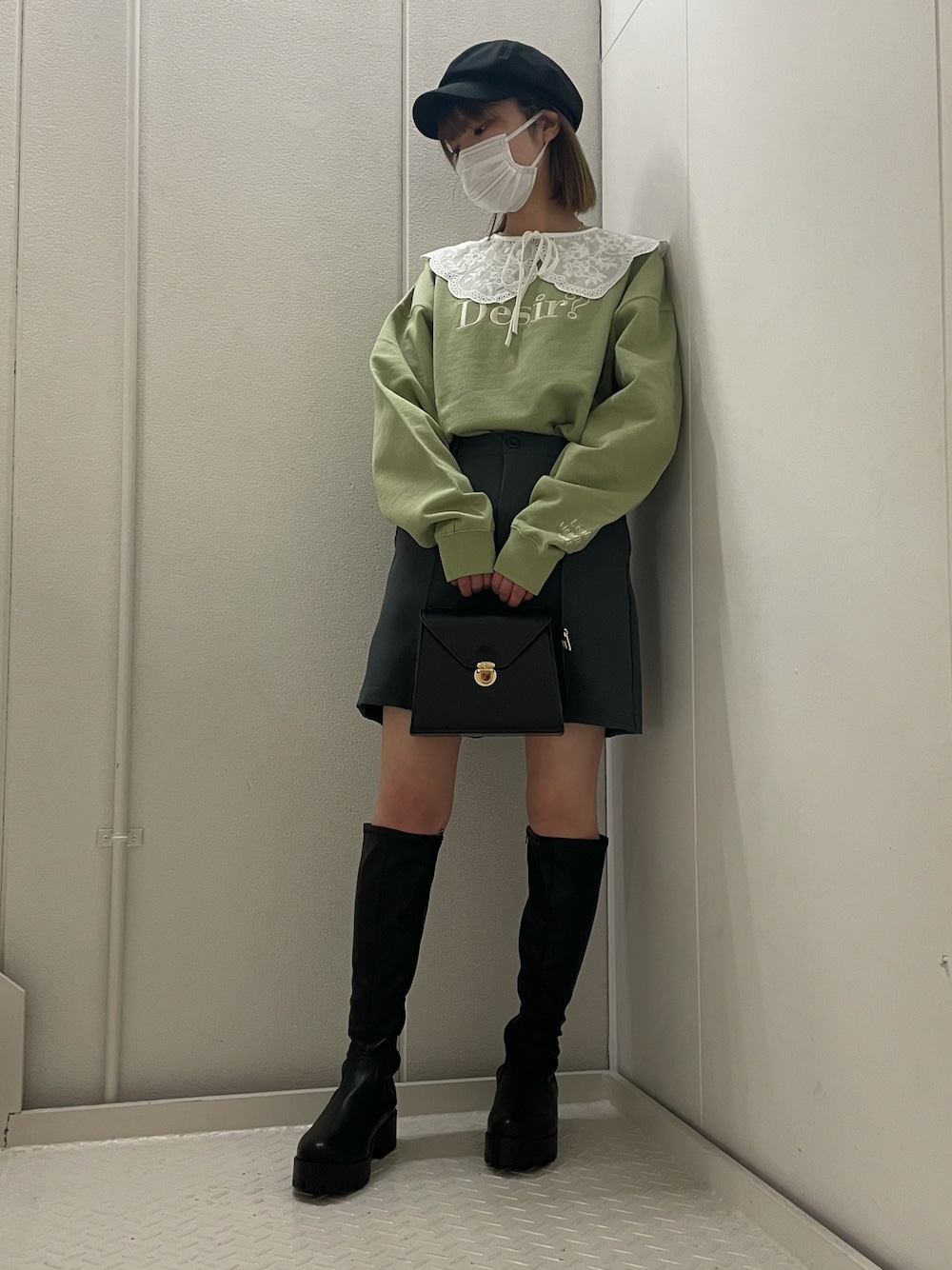 「春、今日のコーデ、オトナ女子、おしゃれさんと繋がりたい、ootd、タックパンツ、ショートパンツ、ハーフパンツ、ピスタチオ、ロングブーツ、キャスケット、グリーン、春コーデ、つけ襟、相互フォロー」｜「SPINNSのエコレザー トラックソール　ストレッチロングブーツ（ブーツ、ブラック系）」を使った、ノンさん（レディース・159cm）の冬コーディネートの1枚目の写真