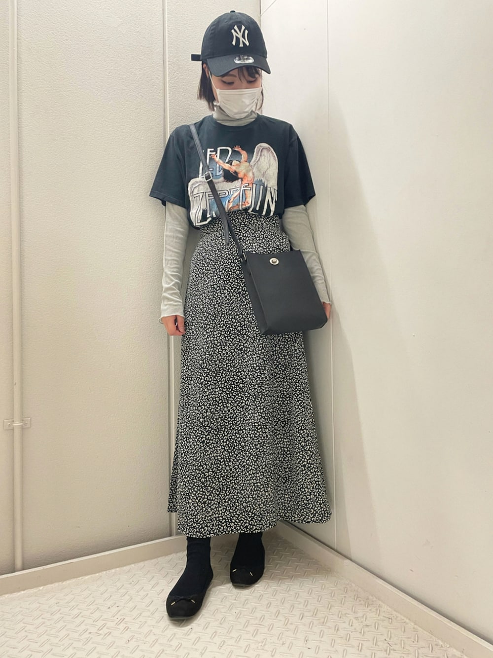 「オトナカジュアル、秋コーデ、カジュアルコーデ、お洒落さんとつながりたい、ブラック、モノトーン、バンドT、バンT、ストリート、プリントT、プチプラ、相互フォロー、相互フォローしましょう！、いいね、save、フォローお願いします🤑、キャップ」｜「SPINNSの総柄ロングスカート（スカート、ブラック系）」を使った、ノンさん（レディース・159cm）の秋コーディネートの1枚目の写真