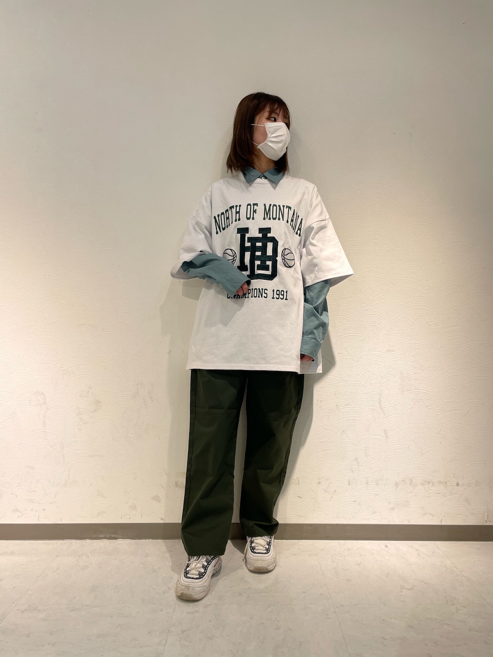 「プチプラコーデ、ビッグシルエット、春服みてみて、ootd、白スニーカー、メンズライク、Tシャツ、シェフパンツ、グリーン、刺繍、半袖Ｔシャツ、レイヤードスタイル、ミントグリーン、オリーブ、相互フォロー」｜「FILAのアイテム（スニーカー、ホワイト系）」を使った、ノンさん（レディース・159cm）の春コーディネートの1枚目の写真