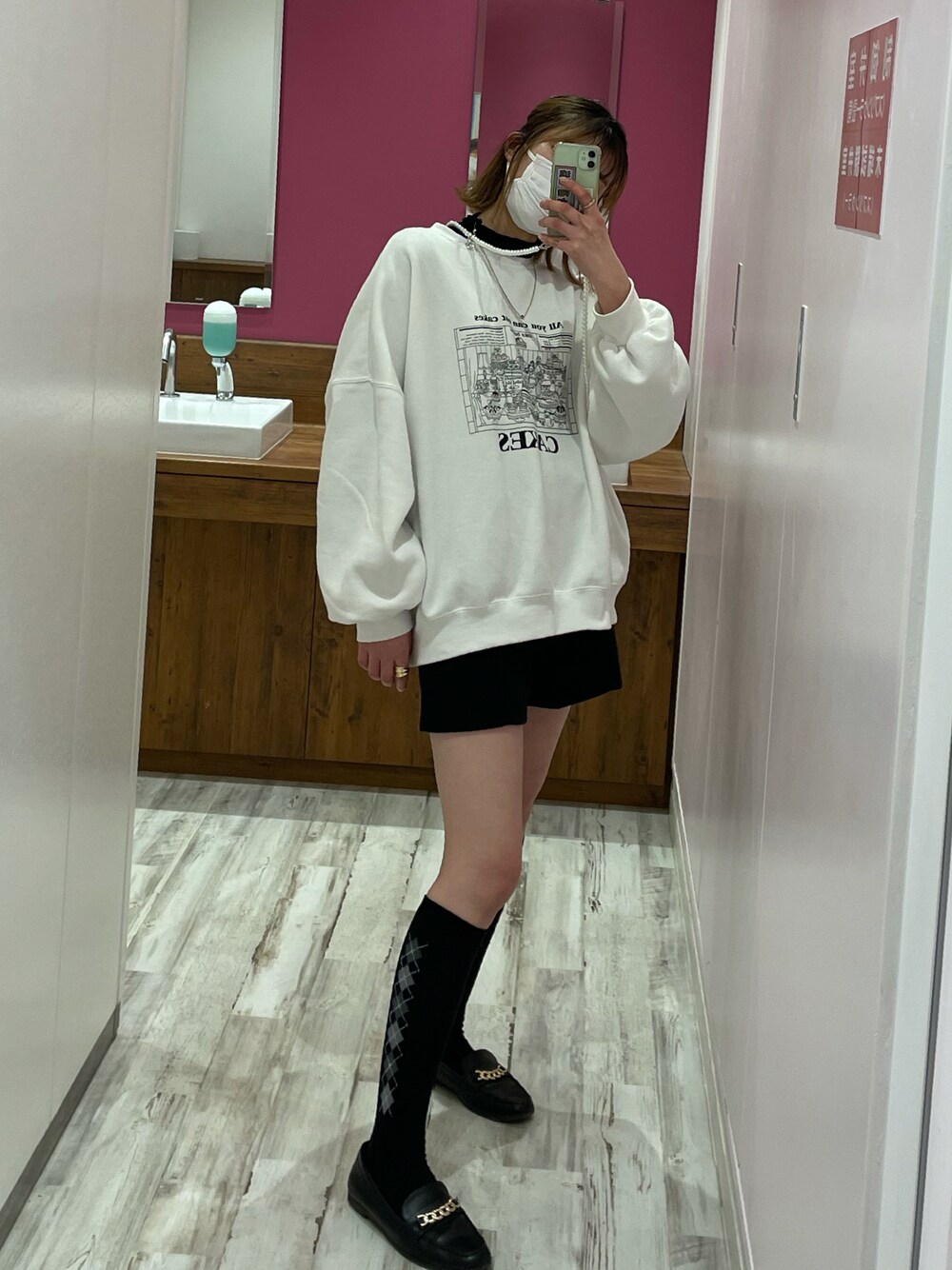 「シンプルコーデ、低身長、カジュアルガーリー、プチプラ、ワントーンコーデ、ブラック、しまむら、ローファー、ホワイトコーデ、モノトーン、モノトーンコーデ、ガーリー、フレンチガーリー、プチプラコーデ、ハイソックス」｜「SPINNSのCAKESイラストデザイン 裏起毛スウェット（スウェット、ホワイト系）」を使った、ノンさん（レディース・159cm）の春コーディネートの1枚目の写真