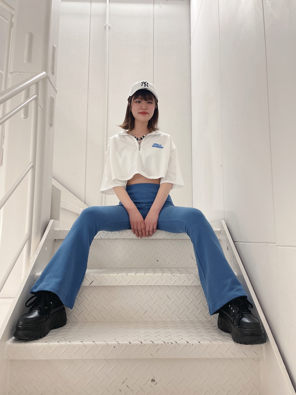 「休日スタイル、カジュアルコーデ、カラーコーデ、ootd、パンツ、白Tシャツ、おしゃれさんと繋がりたい、スウェットパンツ、フレアパンツ、ショート丈トップス、ヘソだし、夏コーデ、ブルーコーデ、ハーフジップ、ニューエラ」｜「SPINNSのハーフジップショート丈5分袖カットソー（Tシャツ/カットソー、ホワイト系）」を使った、ノンさん（レディース・159cm）の春コーディネートの1枚目の写真