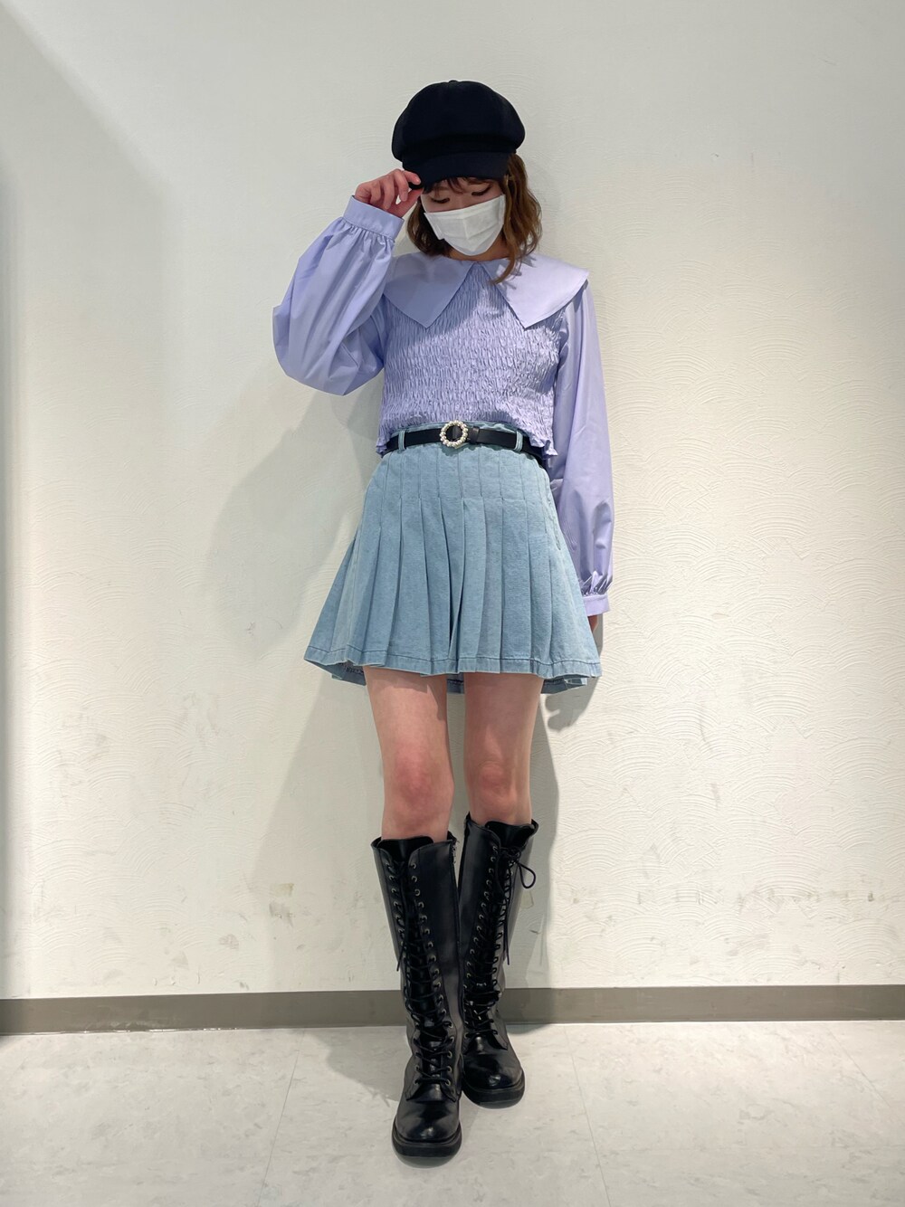 「はじめましてコーデ、休日コーデ、シンプルコーデ、春、春夏コーデ、デート、ブーツ、パープル、ロングブーツ、ブラウス、ギャザートップス、デニム、デニムスカート、ミニスカート、相互フォロー」｜「SPINNSのエコレザー レースアップロングブーツ（ブーツ、ブラック系）」を使った、ノンさん（レディース・159cm）の春コーディネートの1枚目の写真