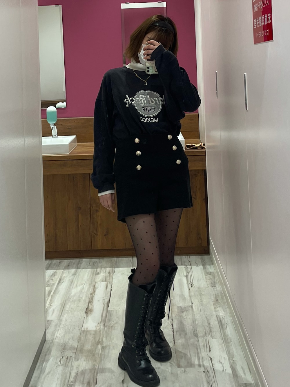 「休日スタイル、冬コーデ、お出かけコーデ、パンツコーデ、ootd、ワントーンコーデ、私の推しブランド、モノトーン、ブラック、ブラックコーデ、オールブラック、タイツ、ドット、ショートパンツ、ロングブーツ」｜「SPINNSのエコレザー レースアップロングブーツ（ブーツ、ブラック系）」を使った、ノンさん（レディース・159cm）の冬コーディネートの1枚目の写真