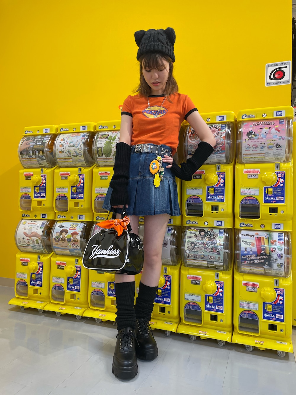 「デニムっていいよね、初夏コーデ、カジュアル、おしゃれさんと繋がりたい、プチプラ、ootd、デニム、カラーコーデ、スカート、春夏コーデ、Tシャツ、オレンジ、チビT、ショート丈トップス、ルーズソックス」｜「SPINNSのアイテム（ニットキャップ/ビーニー、ブラック系）」を使った、ノンさん（レディース・159cm）の夏コーディネートの1枚目の写真
