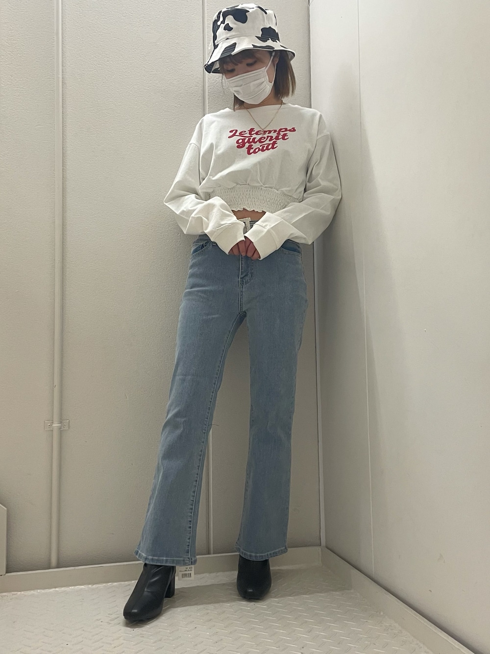 「春、今日のコーデ、オトナ女子、おしゃれさんと繋がりたい、ootd、デニムコーデ、デニムパンツ、フレアパンツ、デニムフレアパンツ、フレアデニム、ヘソだし、ショート丈トップス、ショート丈、バケットハット、相互フォロー」｜「SPINNSのアイテム（デニムパンツ、ブルー系）」を使った、ノンさん（レディース・159cm）の春コーディネートの1枚目の写真