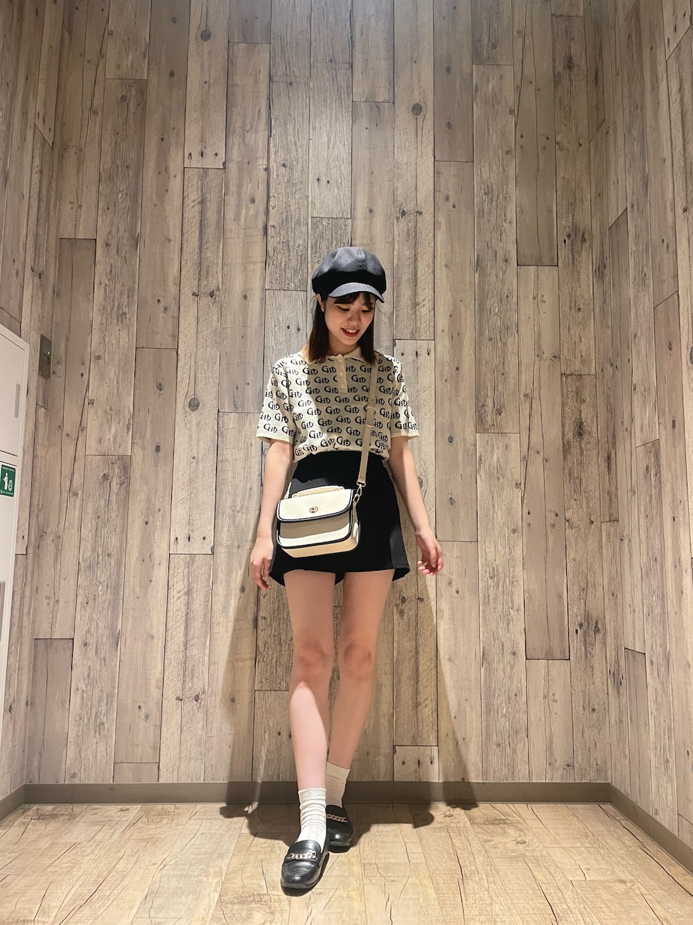 「シンプル、大人コーデ、キレイめ、ブラック、オトナカワイイ、ニット、モノトーンコーデ、プチプラコーデ、フレンチガーリー、ポロシャツ、ニットポロシャツ、モノグラム、総柄、総柄トップス、ショルダーバッグ」｜「SPINNSのアイテム（ニット/セーター、ホワイト系）」を使った、ノンさん（レディース・159cm）の夏コーディネートの1枚目の写真