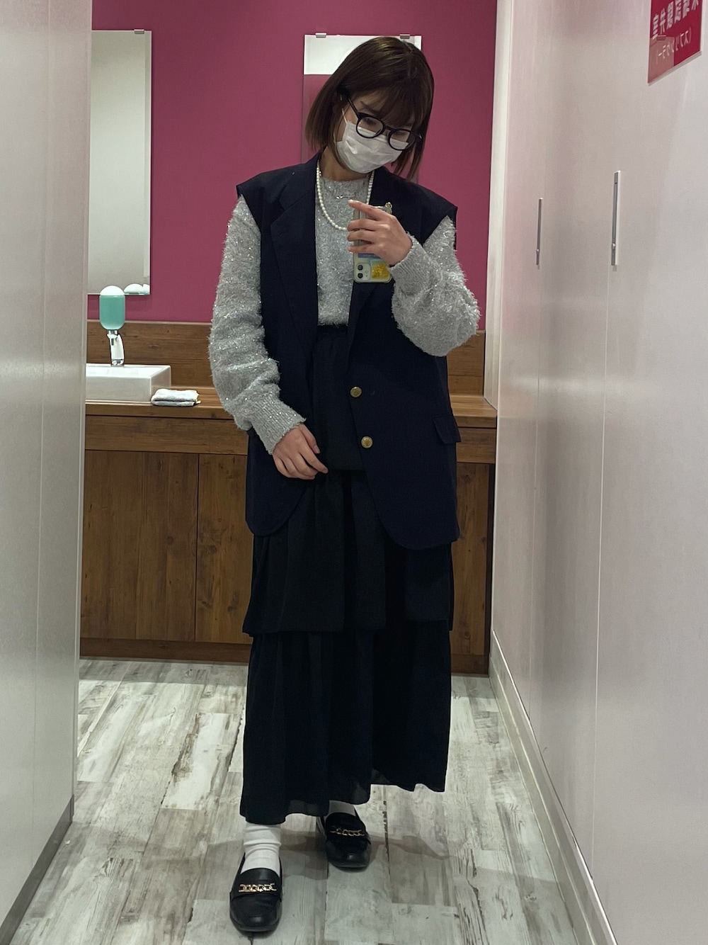 「きれいめカジュアル、オーバーサイズ、モノトーン、スカート、ブラックコーデ、お出かけコーデ、低身長、スカートスタイル、モノトーンコーデ、ロングスカート、プチプラコーデ、ニット、ローファー、ティアードスカート、相互フォロー」｜「GUのアイテム（ローファー、ブラック系）」を使った、ノンさん（レディース・159cm）の冬コーディネートの1枚目の写真