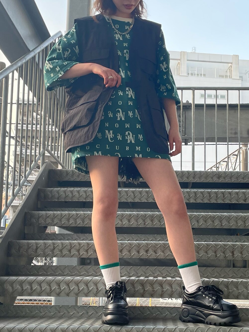 「休日スタイル、カジュアルコーデ、カラーコーデ、大人カジュアル、ビッグシルエット、ootd、オーバーサイズ、おしゃれさんと繋がりたい、ストリート、ベスト、モノグラム、総ロゴ、メンズライク、厚底シューズ、相互フォロー」｜「しまむらのアイテム（スニーカー、ブラック系）」を使った、ノンさん（レディース・159cm）の春コーディネートの1枚目の写真