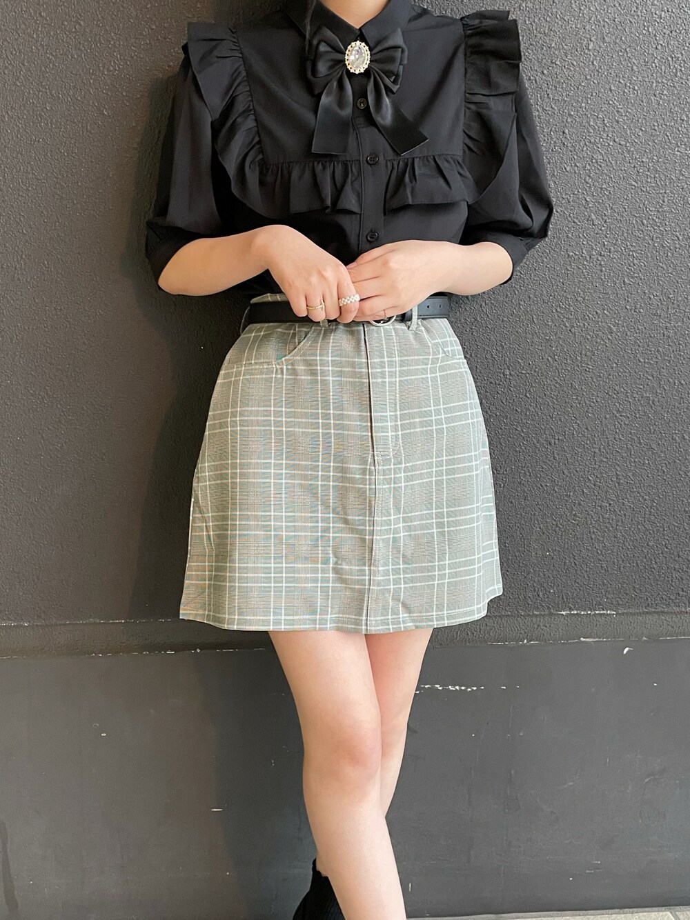 ブラック系のスカート、ブラック系のシャツ/ブラウス、ブラック系のバレッタ/ヘアクリップを着用したレディースの夏コーディネートの1枚目の写真