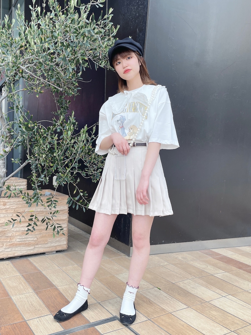 「休日スタイル、オトナ女子、ootd、白Tシャツ、おしゃれさんと繋がりたい、淡色コーデ、スカート、プリーツスカート、ディズニー、ディズニーコーデ、つけ襟、キャスケット、ガーリー、大人ガーリー、相互フォロー」｜「SPINNSのアイテム（Tシャツ/カットソー、ホワイト系）」を使った、ノンさん（レディース・159cm）の春コーディネートの1枚目の写真