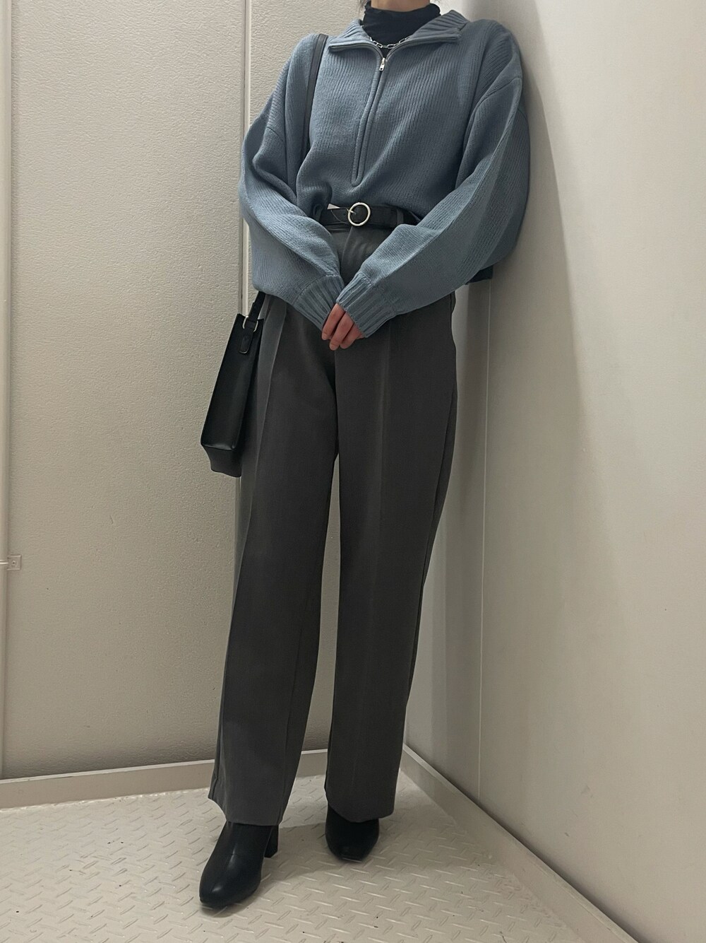 「春コーデ、きれいめカジュアル、パンツスタイル、大人コーデ、カラーコーデ、レイヤードスタイル、キレイめ、プチプラ、ニット/セーター、ミニバッグ、スラックス、パンツコーデ、ハーフジップ、ショート丈トップス、相互フォロー」｜「SPINNSのセンタープレスワイドスラックスパンツ（スラックス、グレー系）」を使った、ノンさん（レディース・159cm）の冬コーディネートの1枚目の写真