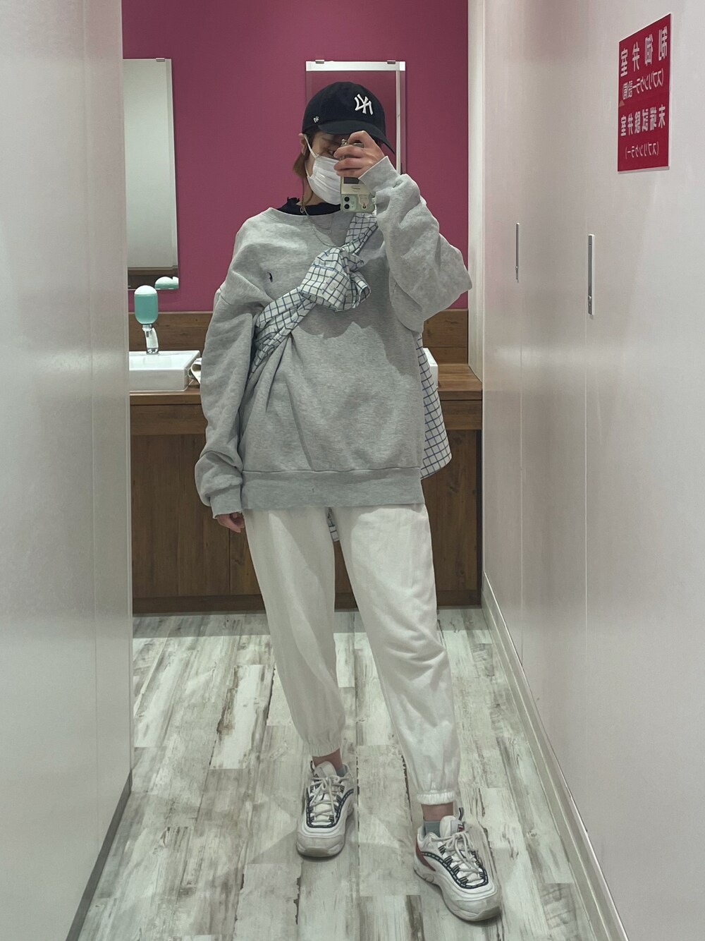 「今日のコーデ、ゆるコーデ、おしゃれさんと繋がりたい、スニーカーコーデ、ootd、スウェット、シャツ、レイヤードスタイル、スウェットパンツ、たすき掛け、古着MIX、used、古着、古着コーデ、相互フォロー」｜「SPINNSの【8色展開：ゆったりシルエット】カラースウェットパンツ（スウェットパンツ、ホワイト系）」を使った、ノンさん（レディース・159cm）の春コーディネートの1枚目の写真