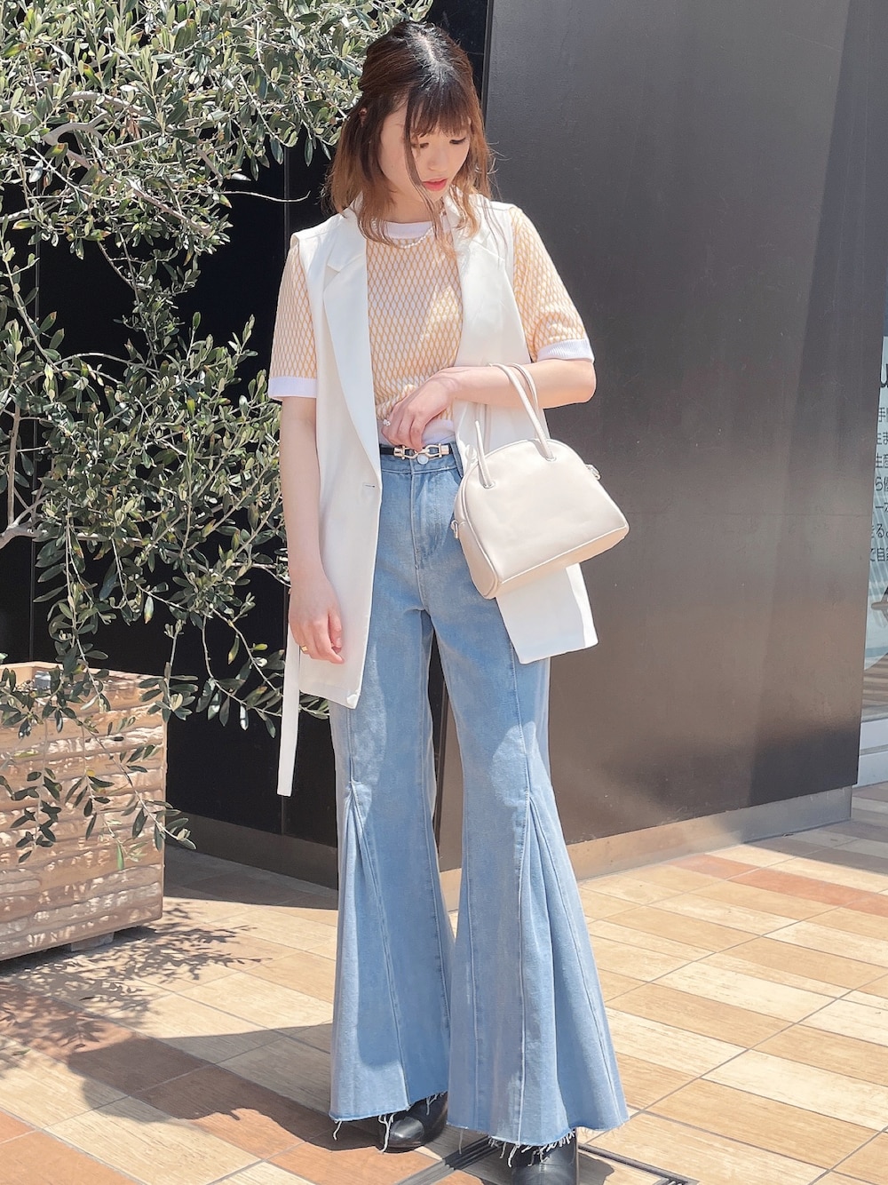 「夏コーデ、休日コーデ、オトナカワイイ、今日のコーデ、きれいめカジュアル、大人かわいい、プチプラコーデ、いいね、save、フォローお願いします🤑、ベージュ、おしゃれさんと繋がりたい、春コーデ、お洒落さんとつながりたい、春ニット、ジレ、フレアデニム」｜「SPINNSの【2WAY仕様】フェイクレザーボストンショルダーバッグ（ハンドバッグ、ホワイト系）」を使った、ノンさん（レディース・159cm）の夏コーディネートの1枚目の写真