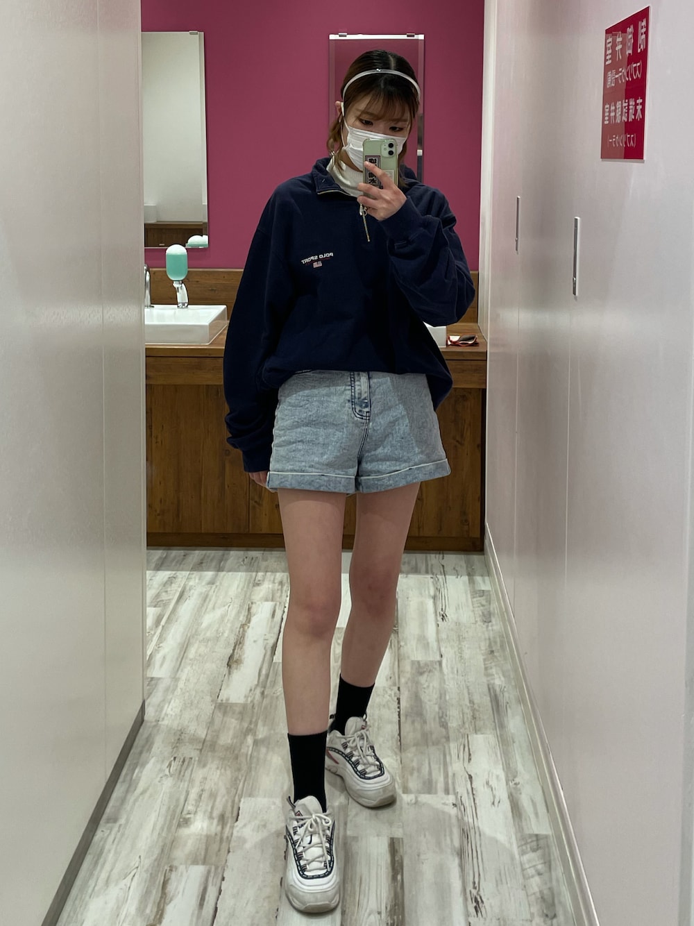 「春服みてみて、休日コーデ、春カラー、お洒落さんとつながりたい、シンプルコーデ、春服、スニーカーコーデ、プチプラコーデ、春コーデ、パンツスタイル、カジュアルコーデ、カジュアル、デニムパンツ、ショートパンツ、相互フォロー」｜「FILAのアイテム（スニーカー、ホワイト系）」を使った、ノンさん（レディース・159cm）の春コーディネートの1枚目の写真