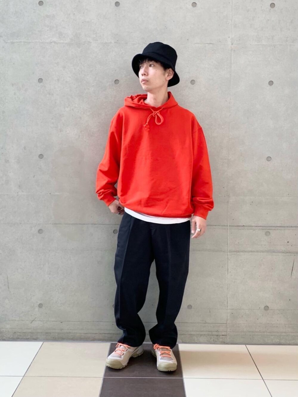 ブラック系のその他パンツ、ベージュ系のスニーカー、ゴールド系のブレスレットを着用したメンズの秋コーディネートの1枚目の写真