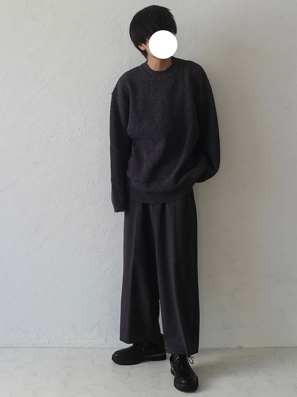「秋のコーデ、大人コーデ、シンプルコーデ、ワイドパンツ、ビッグシルエット、ニット、きれいめカジュアル、シンプル、秋コーデ、ワントーンコーデ」｜「LIDNMのNYLON TAPE YARN KNIT（ニット/セーター、グレー系）」を使った、xMe1x / めいさん（メンズ・177cm）の秋コーディネートの1枚目の写真