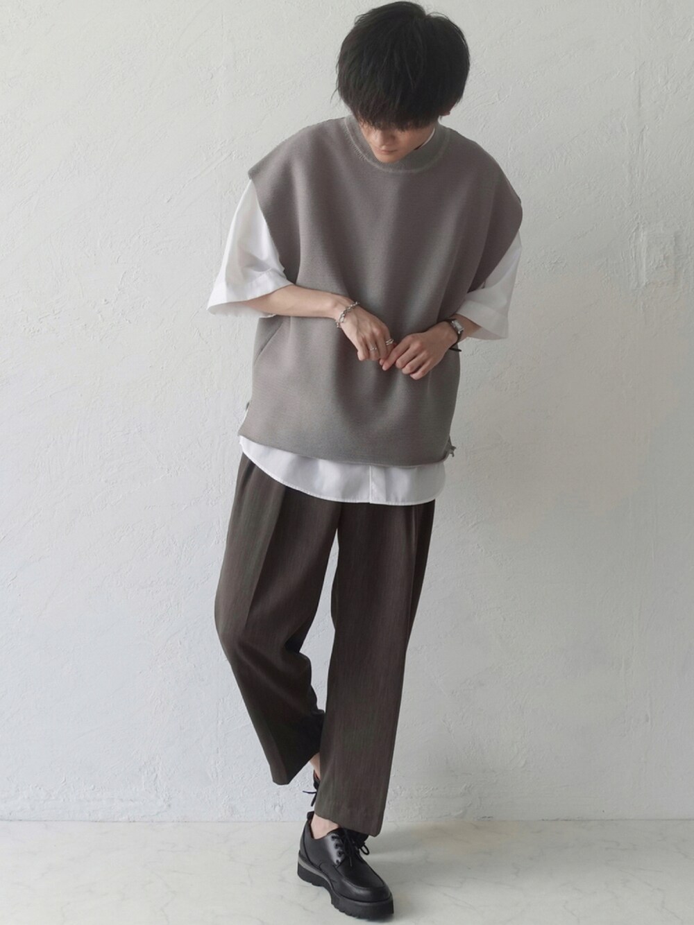 「休日コーデ、シンプルコーデ、プチプラコーデ、ビッグシルエット、レイヤードスタイル、キレイめ、ラフ、白シャツ、ベスト、スラックス」｜「WYM LIDNMの【WYM LIDNM】TENCEL WIDE HALF SLEEVE SHIRT（シャツ/ブラウス、ホワイト系）」を使った、xMe1x / めいさん（メンズ・177cm）の夏コーディネートの1枚目の写真