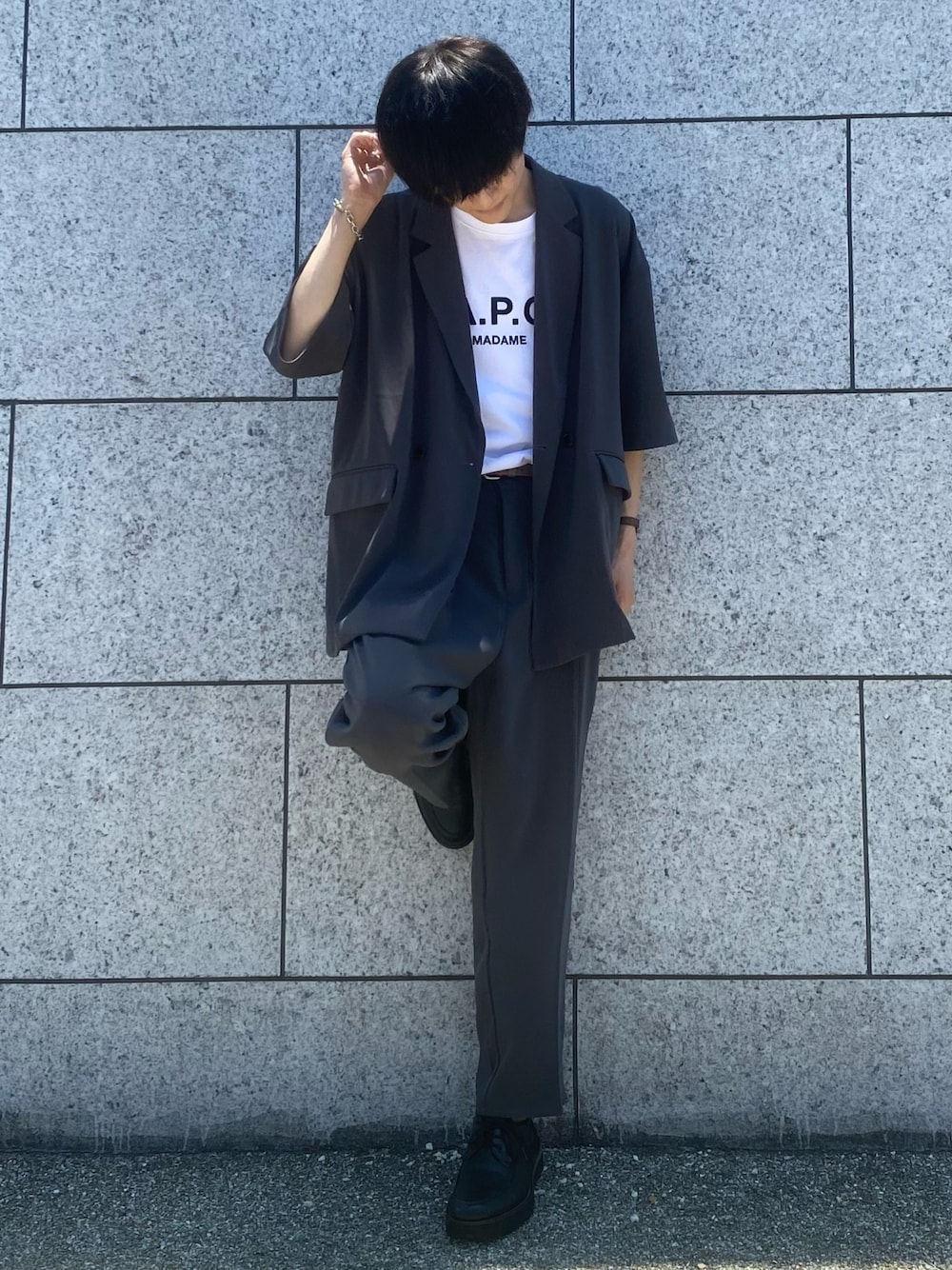 「夏コーデ、夏、休日コーデ、今日のコーデ、シンプルコーデ、きれいめカジュアル、セットアップ、革靴、Tシャツ、A.P.C.、スラックス」｜「A.P.C.のT-SHIRT RUE MADAME HOMME（Tシャツ/カットソー、ホワイト系）」を使った、xMe1x / めいさん（メンズ・177cm）の夏コーディネートの1枚目の写真