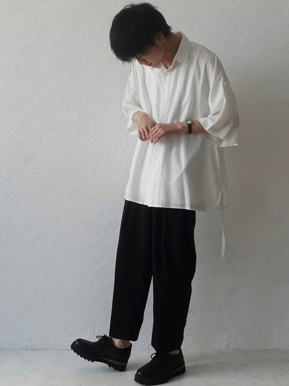 「夏、シンプル、休日スタイル、プチプラ、きれいめカジュアル、モノトーン、白シャツ、スラックス、革靴、おしゃれさんと繋がりたい」｜「LIDNMのLAYERED TANK TOP（タンクトップ、ホワイト系）」を使った、xMe1x / めいさん（メンズ・177cm）の夏コーディネートの1枚目の写真