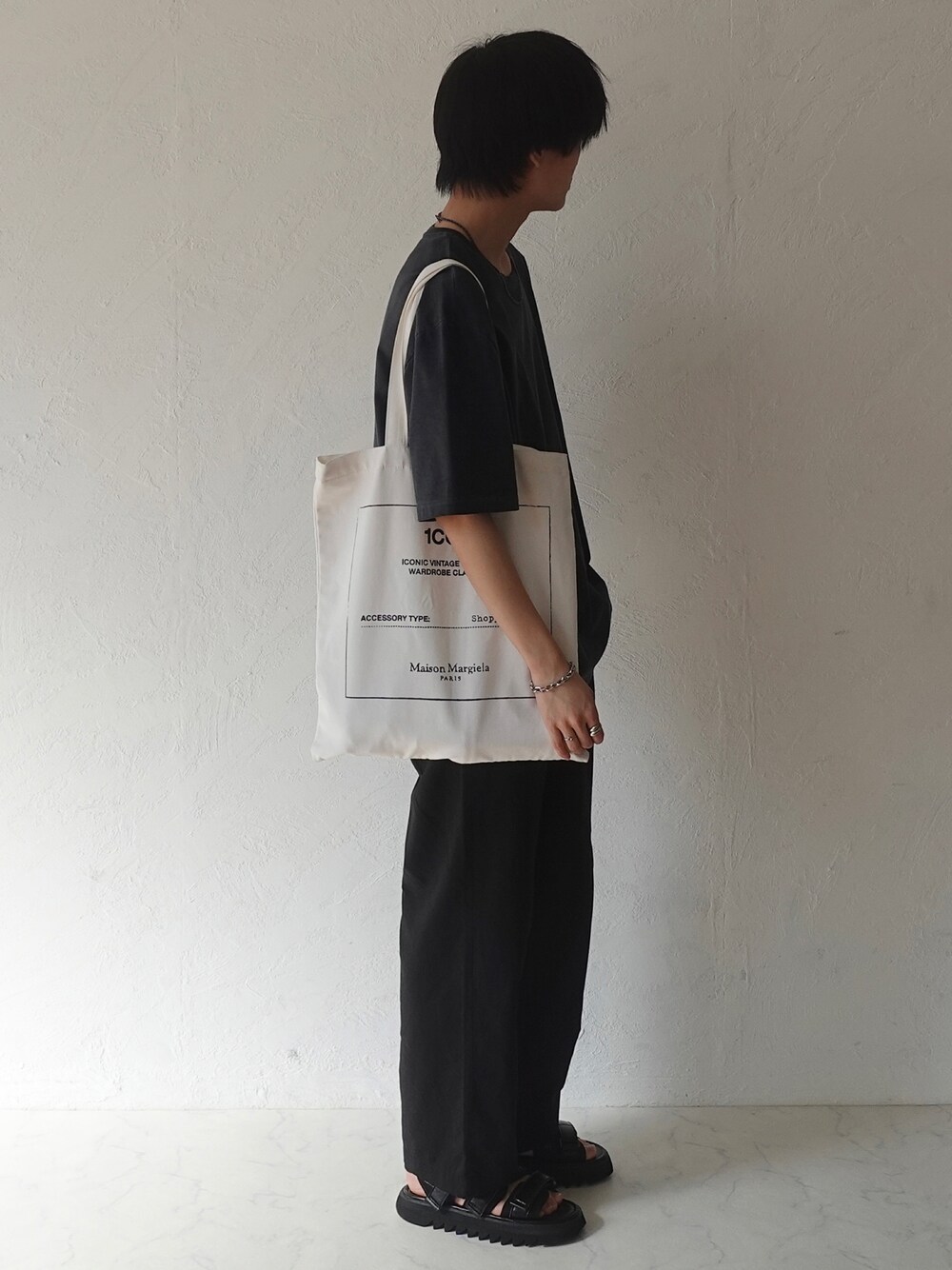 「夏コーデ、夏、カジュアルコーデ、シンプル、ビッグシルエット、モノトーンコーデ、Ｔシャツ、ワイドパンツ、サンダル、リラックススタイル、ゆるコーデ、くすみカラー」｜「LIDNMのMVS LAYERED TANK TOP（タンクトップ、ホワイト系）」を使った、xMe1x / めいさん（メンズ・177cm）の夏コーディネートの1枚目の写真