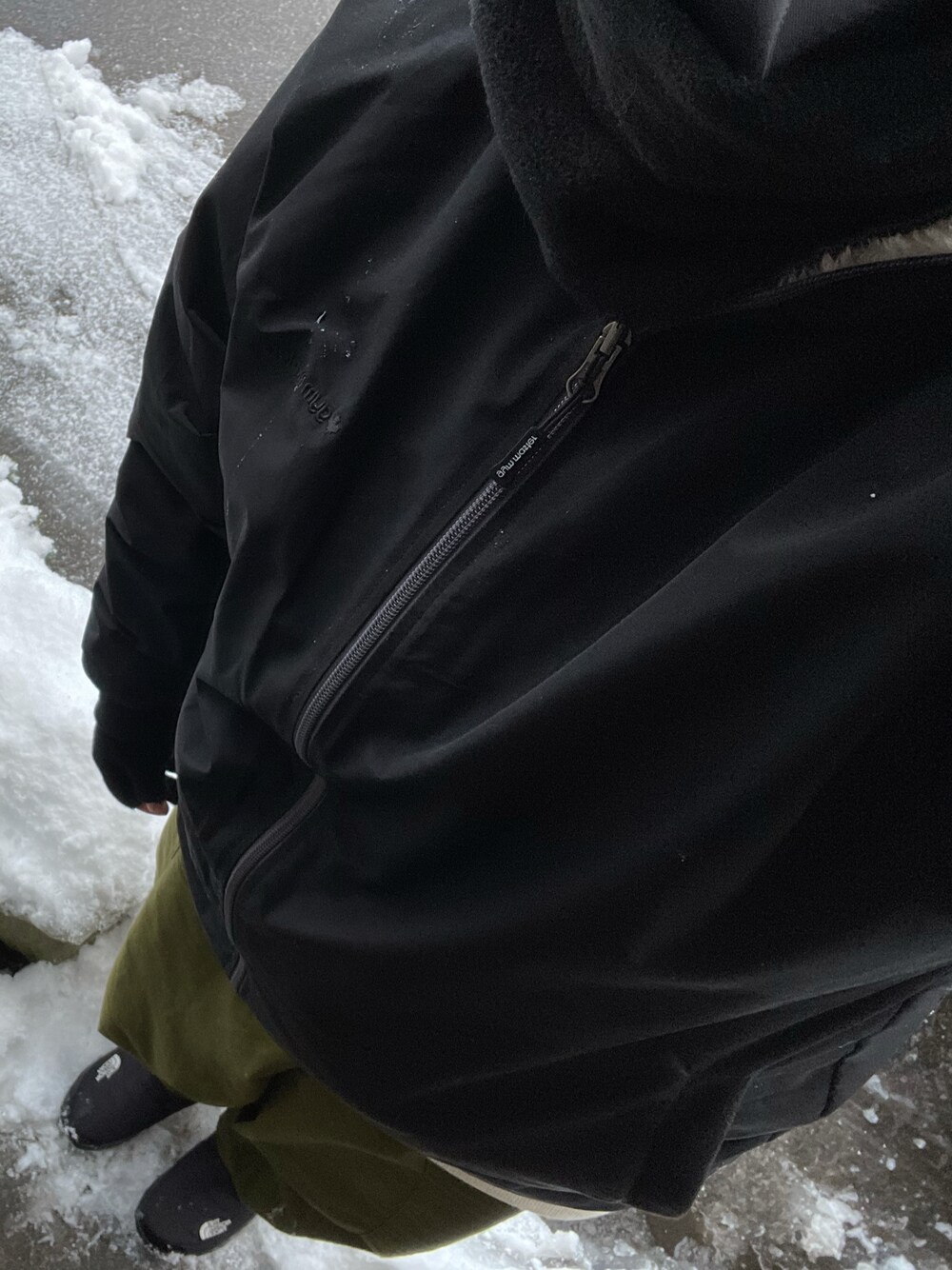 ベージュ系のブルゾンを着用したレディースの冬コーディネートの1枚目の写真