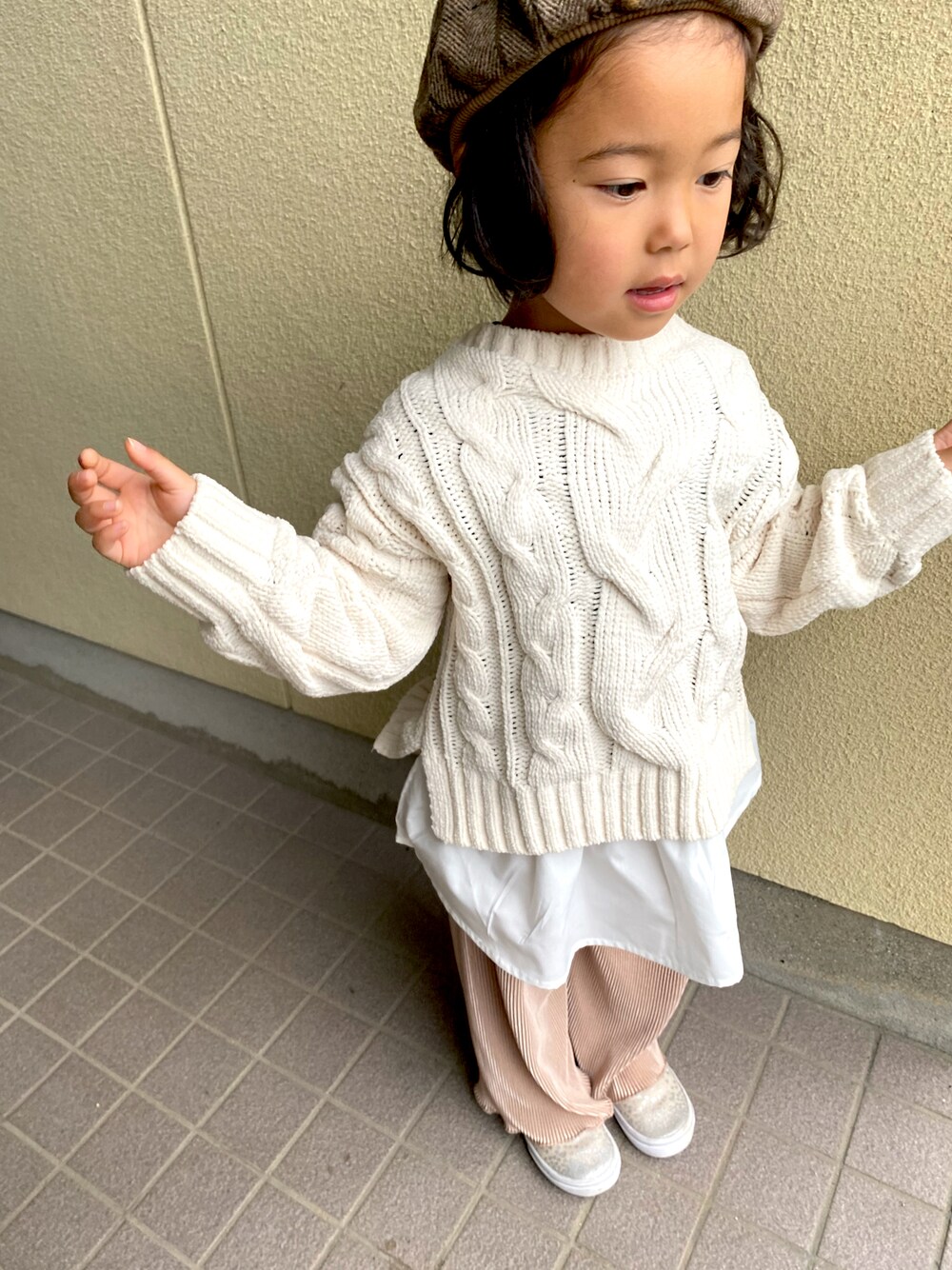 「未来のWEARISTAプロジェクト、休日コーデ、4歳、女の子、キッズコーデ、ニット」｜「しまむらのアイテム（ニット/セーター、ホワイト系）」を使った、もんかじさん（キッズ・110cm）の秋コーディネートの1枚目の写真