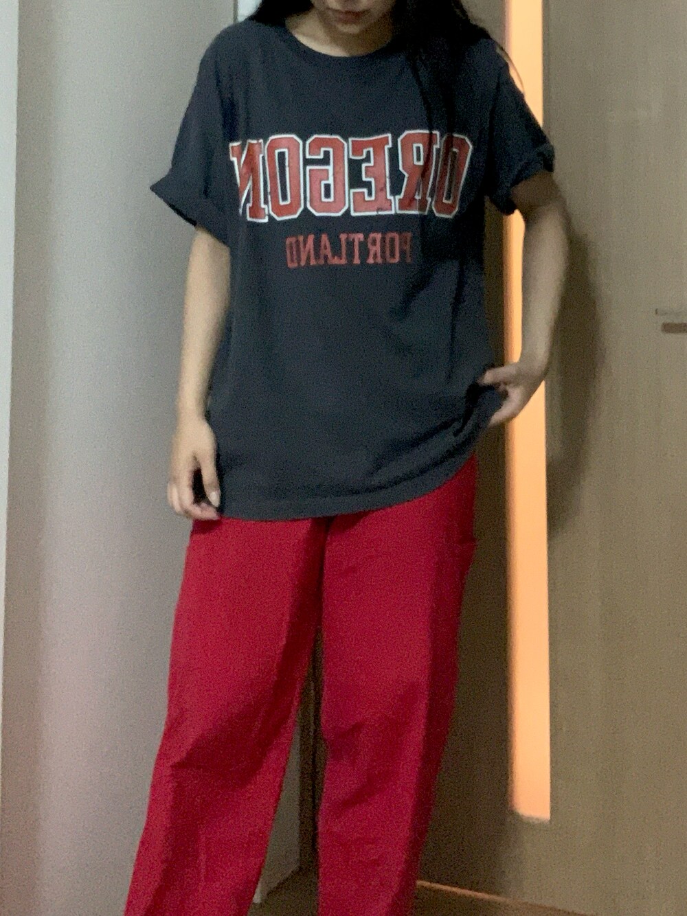 「カジュアル、夏、ホスピタルパンツ、レッド、レッドパンツ、赤パンツ、プチプラコーデ、古着コーデ、chicago、吉祥寺CHICAGO、ゆるコーデ、ゆるパンツ、古着、スニーカーコーデ、ラフコーデ」｜「セカストのアイテム（Tシャツ/カットソー、グレー系）」を使った、shihoさん（レディース・163cm）の夏コーディネートの1枚目の写真