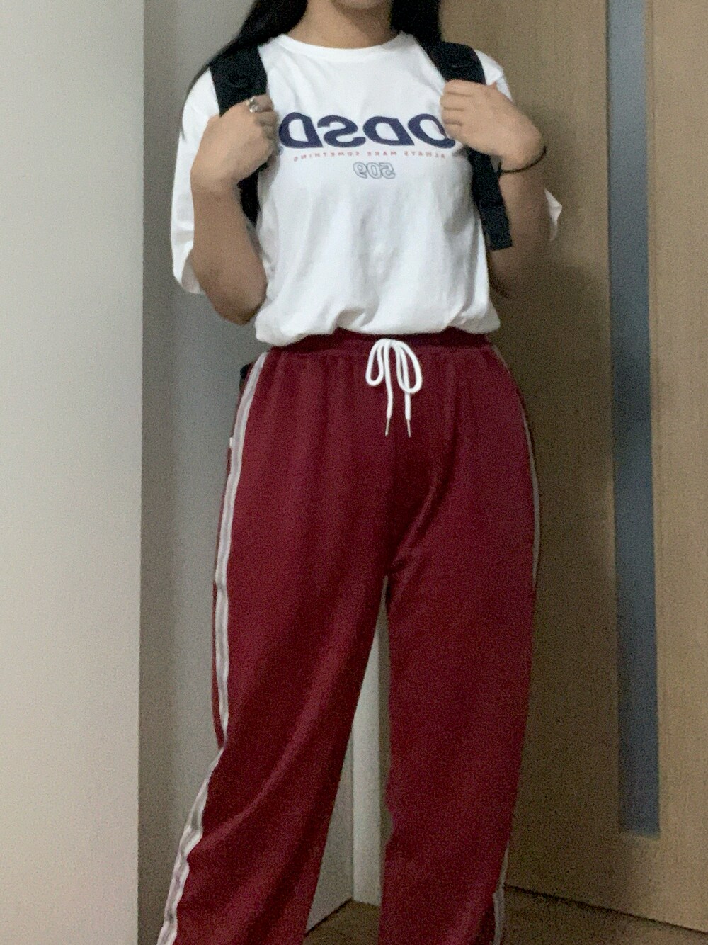 「ラクチンコーデ、カジュアルコーデ、Tシャツ、ロゴT、韓国ブランド、トラックパンツ、ジャージ、ジャージーパンツ、ワインレッド、タックイン、白Tシャツ、スニーカーコーデ、韓国ファッション、通学コーデ、リュック」｜「ODD STUDIOのODSD-LOGO T-SHIRT【012T】（Tシャツ/カットソー、ホワイト系）」を使った、shihoさん（レディース・163cm）の夏コーディネートの1枚目の写真