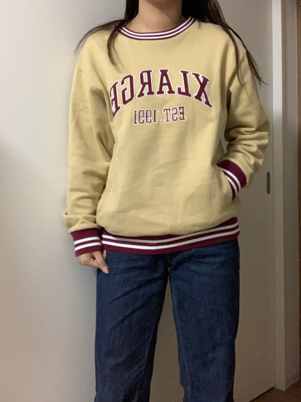 「カジュアルコーデ、パンツコーデ、デニム、エクストララージ、XLARGE、メンズアイテム、メンズライク、スウェット、トレーナー、ベージュ、ストリート、スニーカーコーデ、カジュアルスタイル、秋服」｜「GUのアイテム（デニムパンツ、ブルー系）」を使った、shihoさん（レディース・163cm）の秋コーディネートの1枚目の写真